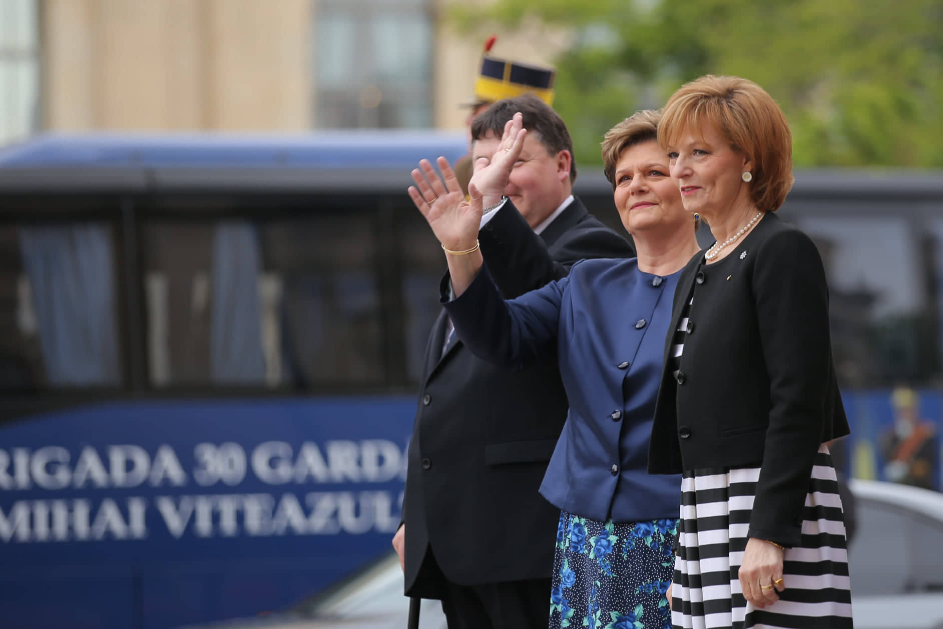 UPDATE. Ziua Regelui, marcată prin manifestări culturale. Ceremonie militară şi depuneri de coroane de flori la statuia Regelui Carol I din Piaţa Palatului Regal | FOTO&VIDEO