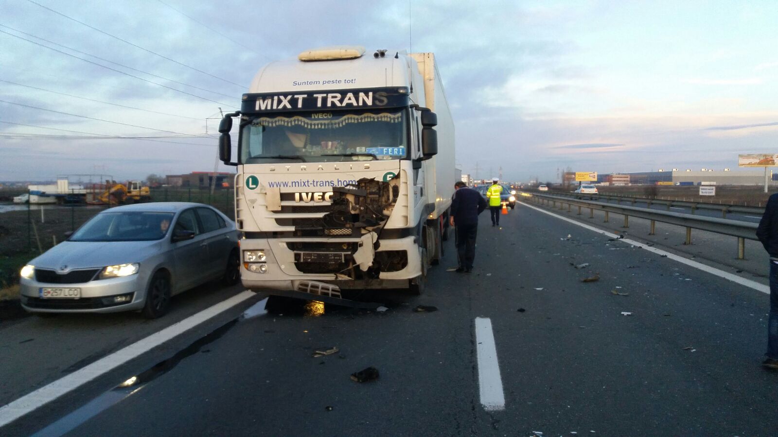 FOTO/ Accident pe A1 între un TIR și două mașini. 11 persoane implicate