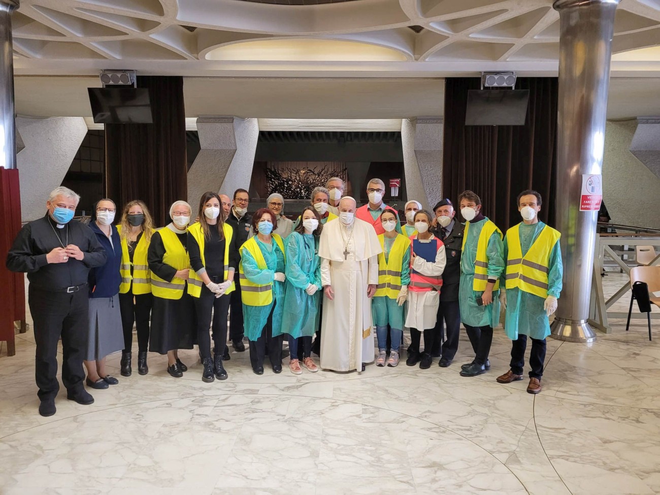 Papa Francisc, vizită-surpriză făcută persoanelor fără adăpost din Roma care s-au vaccinat la Vatican