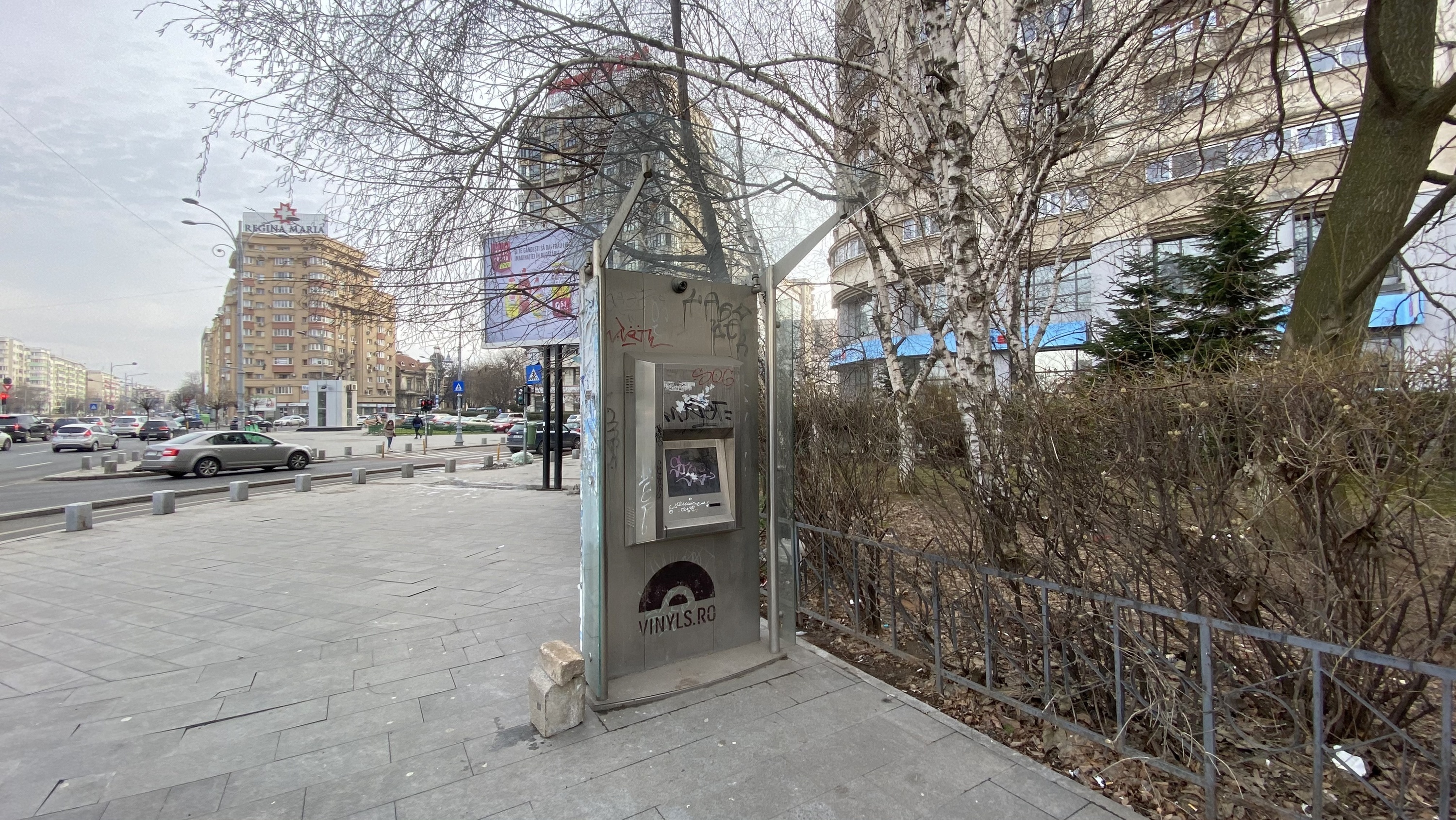 De 9 ani, chioșcurile informative de 400.000 de euro, care au funcționat doar câteva luni, zac vandalizate și inutile în centrul Bucureștiului
