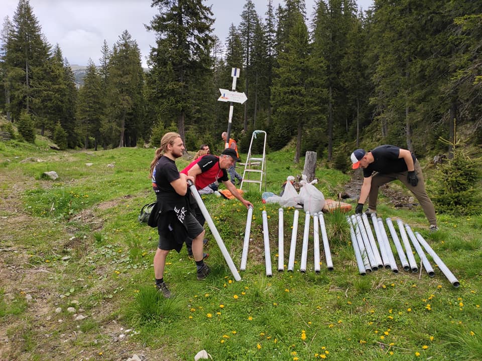 Lupta cu morile de vânt. Salvamontiștii refac singuri, în locul primăriilor, marcajele montane, pe care turiștii le vandalizează apoi. Stâlpii sunt furați de localnici și vânduți la fier vechi