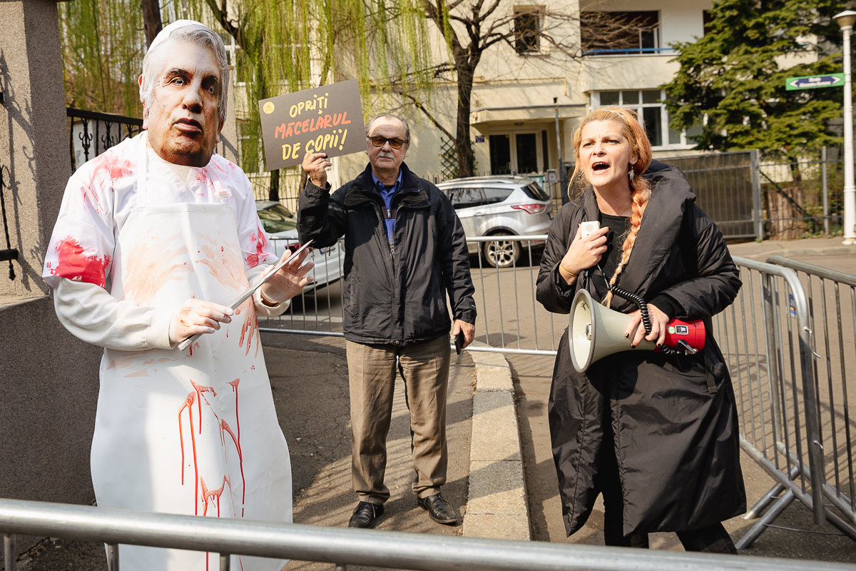 „Opriți măcelarul de copii!”. Protest în fața Colegiului Medicilor pentru a-i interzice medicului Burnei dreptul de a profesa
