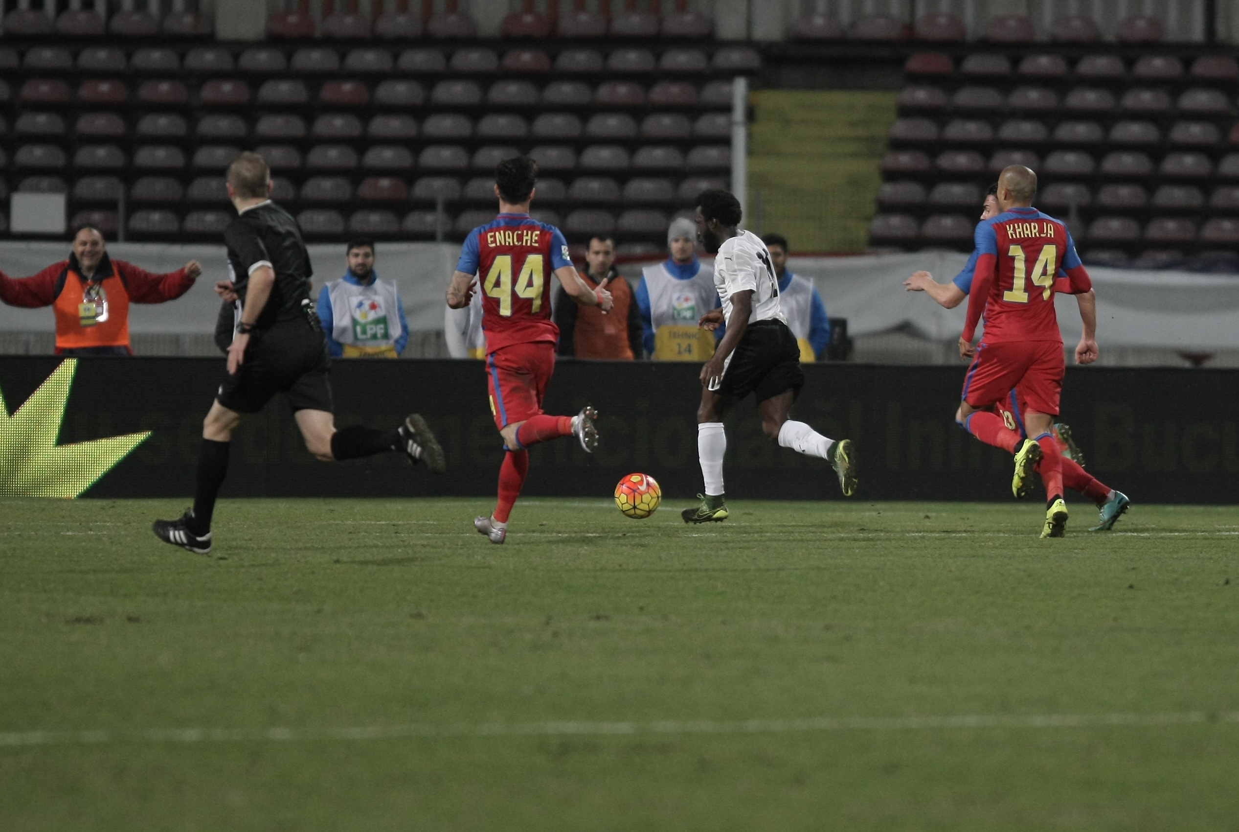 Meniu de fotbalist în Liga 1: spaghete cu ketchup, plus cartofi prăjiți și tocătură! Ivorianul Kone ”a mâncat ca spartul”, dar asta nu l-a împiedicat să zburde pe lângă ”leșinații” de la Steaua / GALERIE FOTO