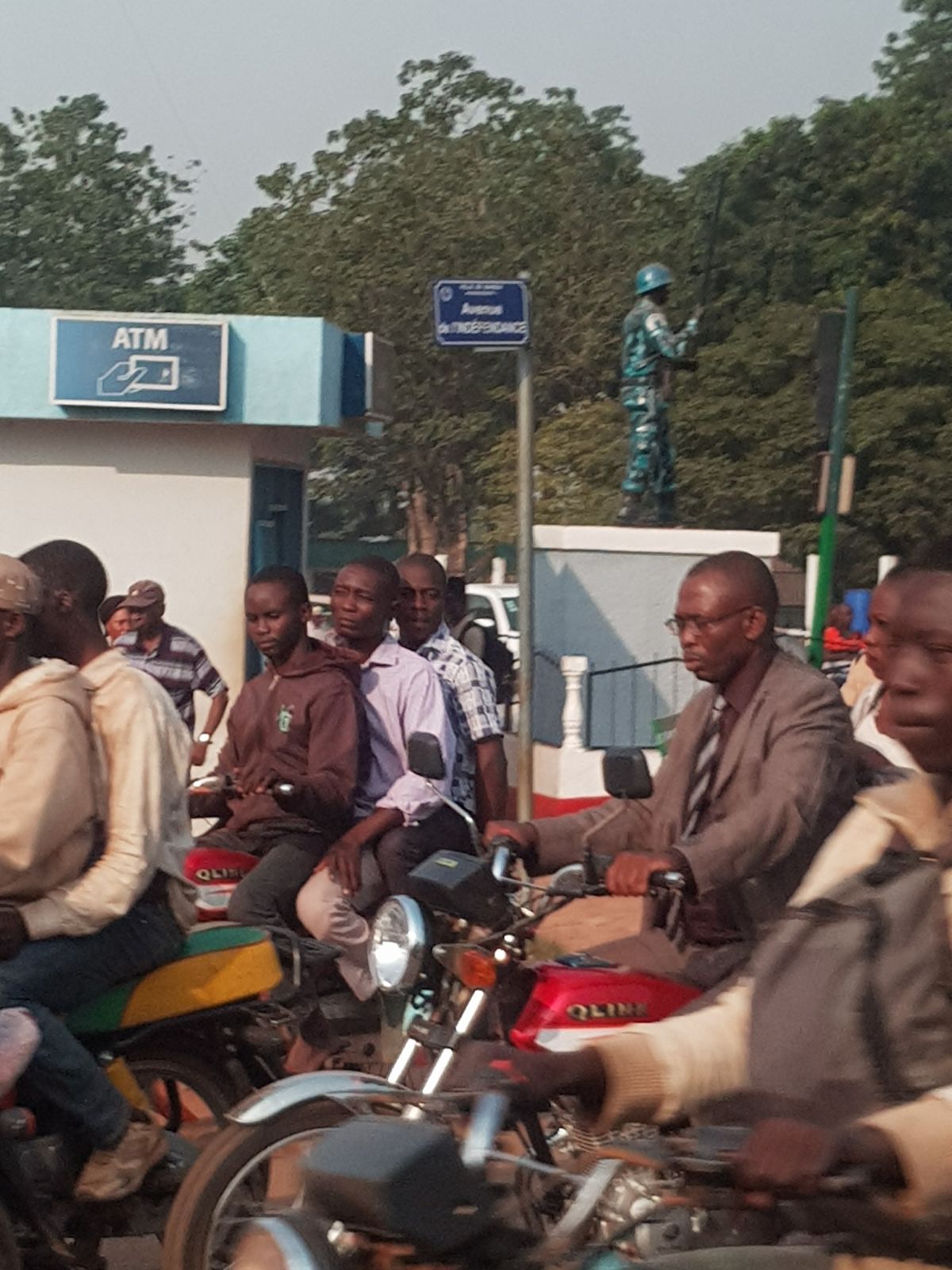 O femeie-jandarm din România, în iadul din mijlocul Africii. Acolo, localnicii își măcelăresc dușmanii cu macetele, îi omoară cu pietre sau îi ard de vii!