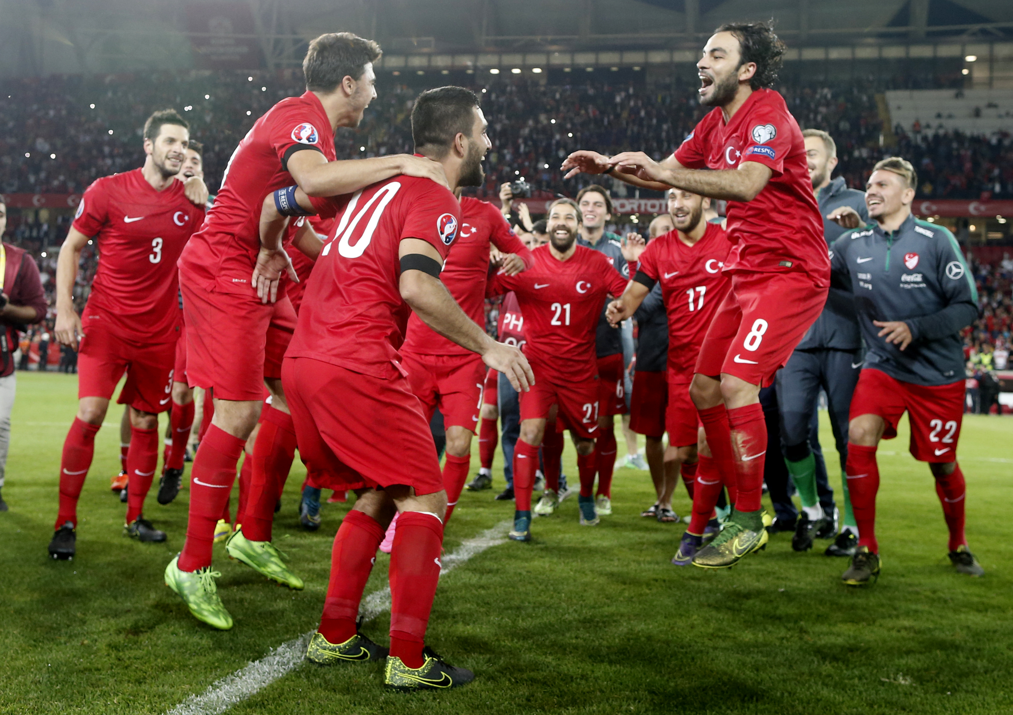 Ea e muza jucătorului pe care-l divinizează toată Turcia. Selcuk ”Xavi” Inan a adus calificarea directă a Turciei la Euro 2016 cu o bijuterie de gol, în ultimul minut. ^Cum au reacționat comentatorii turci. Imaginile FERICIRII de la Konya