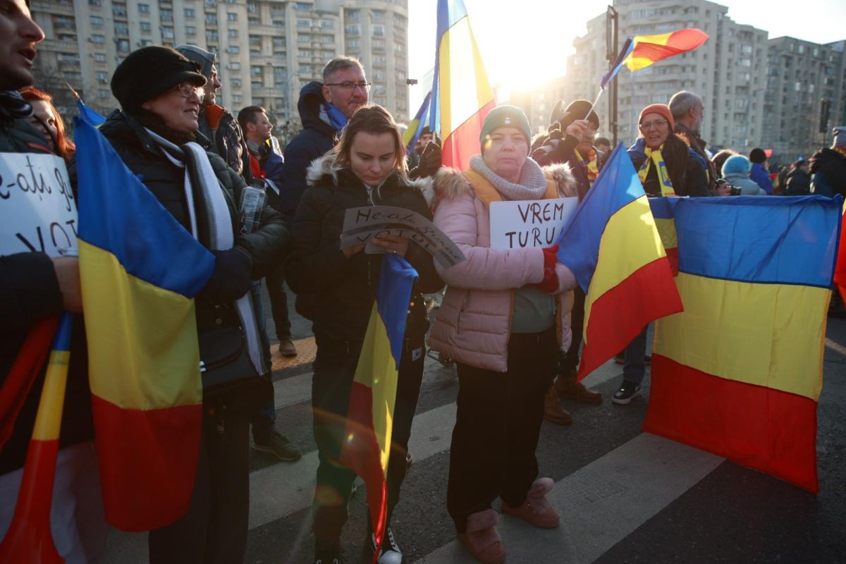 LIVE TEXT: Zeci de mii de oameni la protestul organizat de AUR în București. Mai mulți protestatari aveau asupra lor cuţite, bricege și substanţe interzise