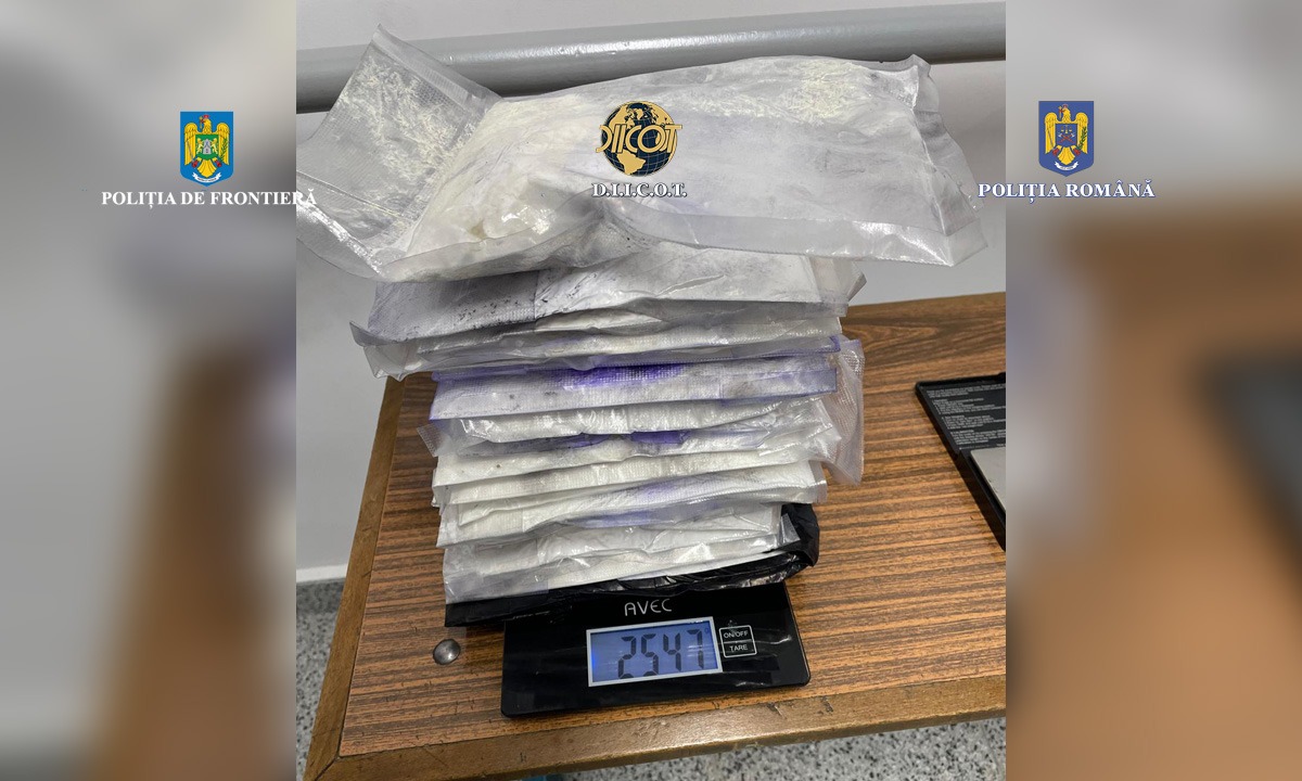 Un bărbat a fost arestat de polițiștii din Oradea, după ce a ascuns două kilograme și jumătate de cocaină în caroseria mașinii