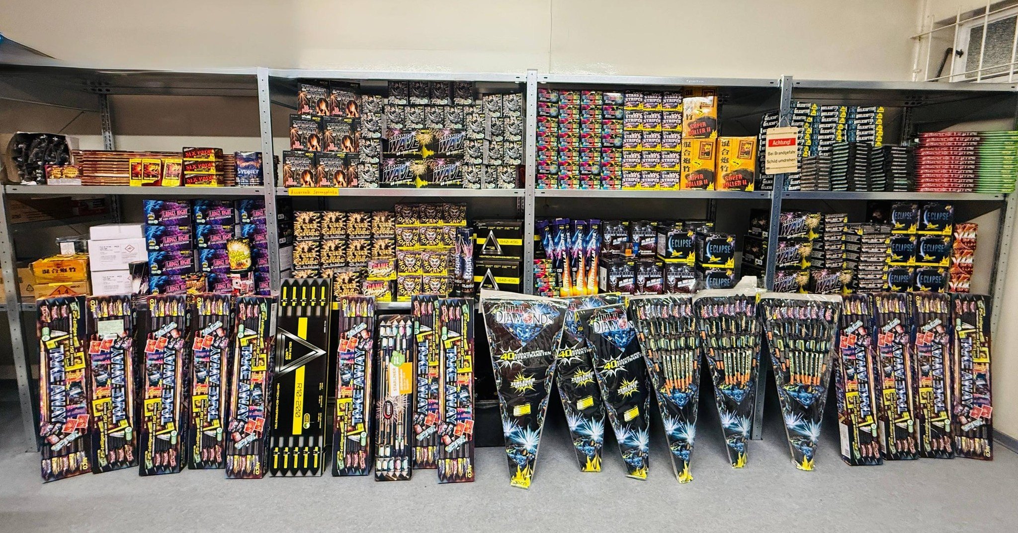 Poliția a golit un subsol plin cu 330 de kilograme de artificii, în Germania: „S-a lăudat cu ele la masa de Crăciun”