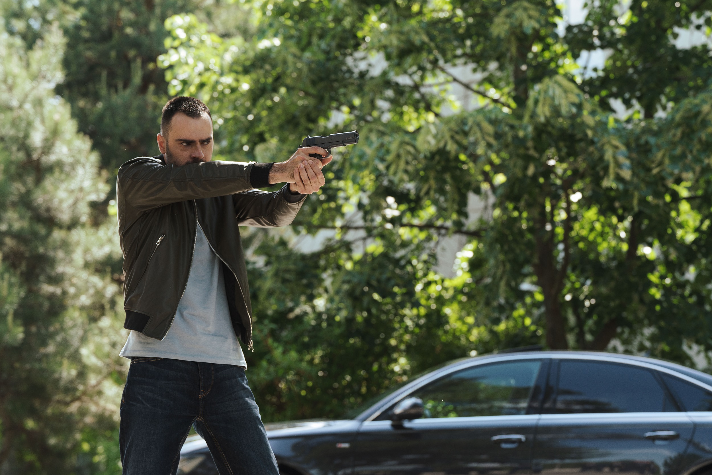 Ce se întâmplă în primul episod din „Clanul”. Theo Rose își face debutul în actorie, în serialul de la PRO TV regizat de iubitul ei, Anghel Damian