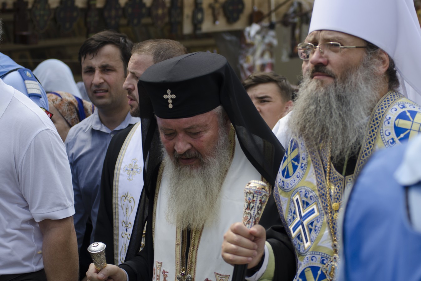 Zeci de mii de oameni, la slujba de Sfânta Maria la Mânăstirea Nicula. Se roagă la icoana Fecioarei Maria, considerată făcătoare de minuni