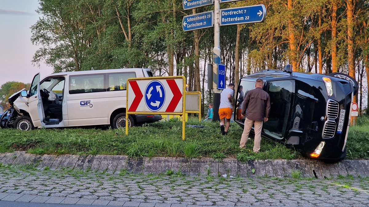 Șofer român de dubă arestat, după ce a răsturnat un BMW X6 într-un sens giratoriu din Olanda