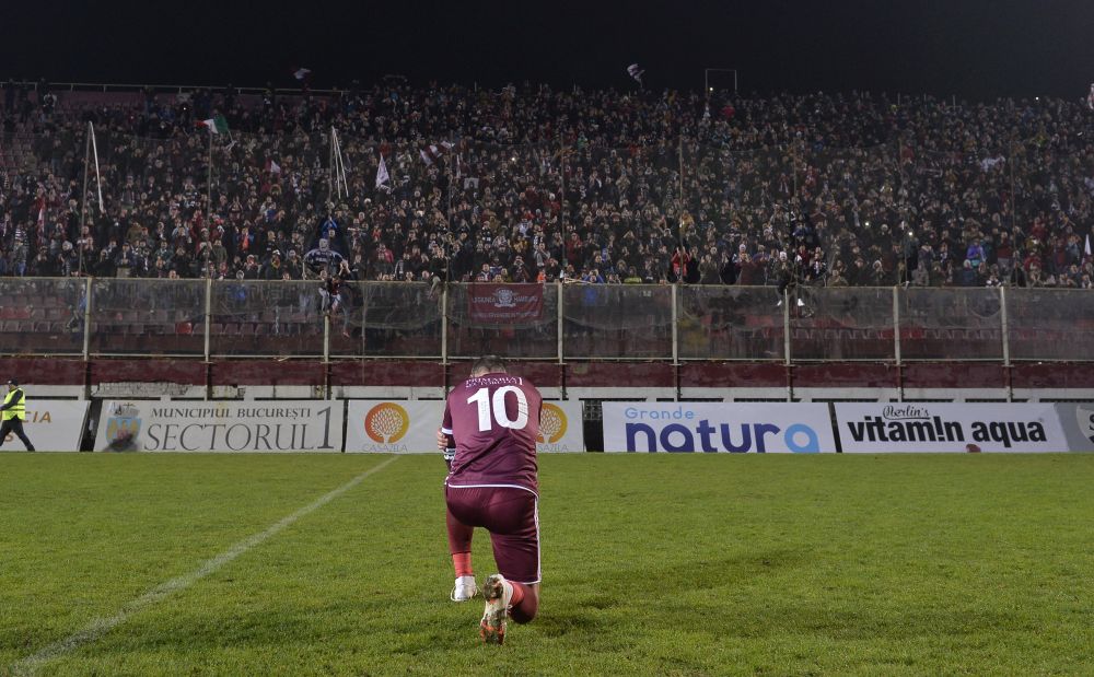 FOTO/Daniel Pancu, în genunchi în fața fanilor rapidiști! Declarație de dragoste pentru suporteri, la ultimul meci oficial pe stadionul Giulești: „De asta nu am jucat la Steaua, la Dinamo, datorită lor!”