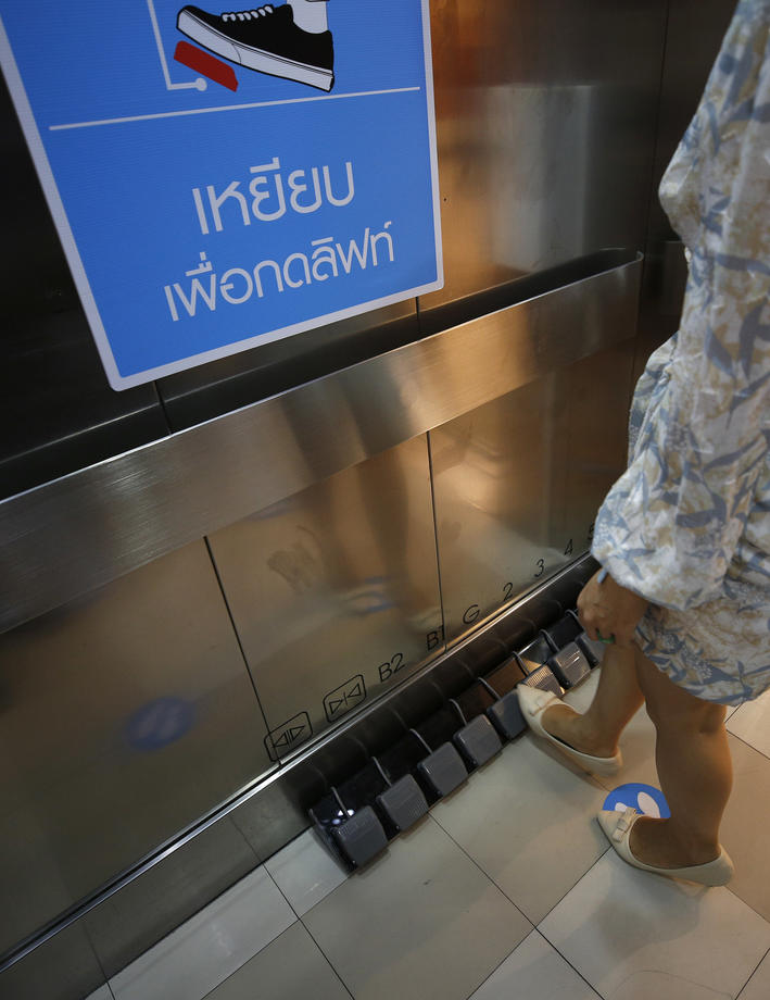 Nouă metodă de protecție împotriva coronavirusului. În Thailanda, lifturile nu mai sunt comandate cu mâinile, ci cu picioarele