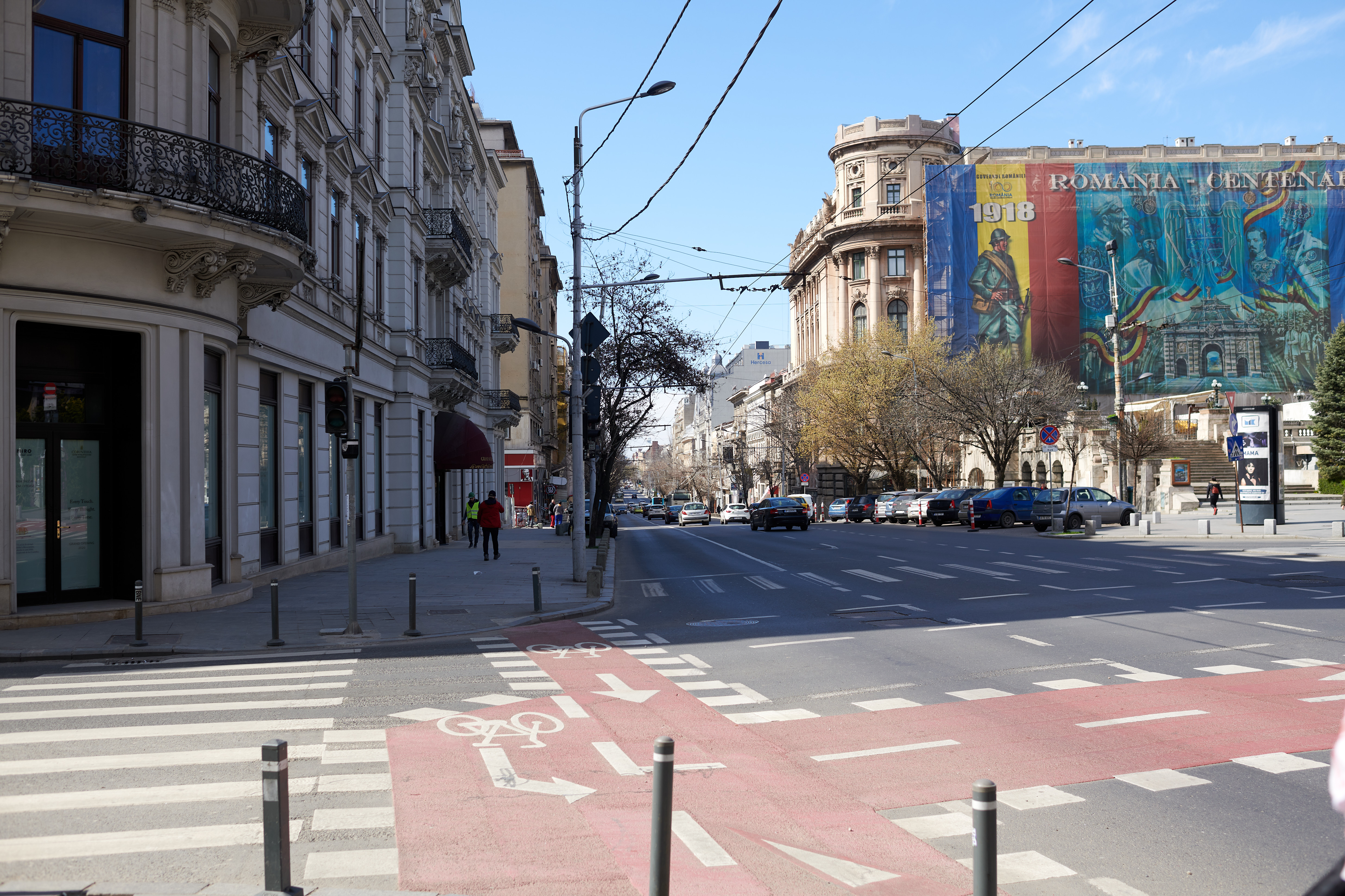 Starea de urgență îi ține pe bucureșteni în case și închide localurile din Centrul Vechi. Fotografii cu Capitala goală