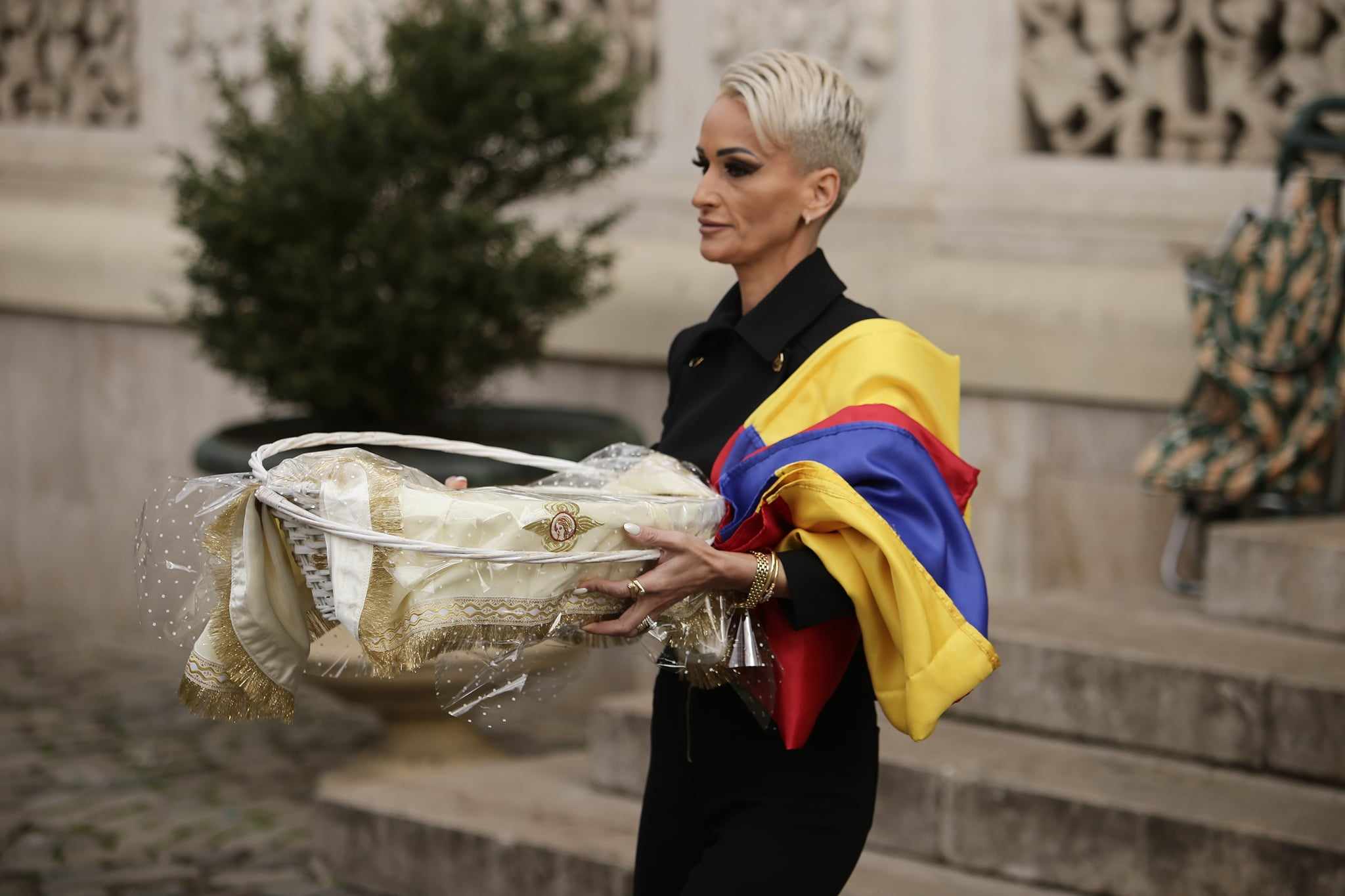 Ce a pus Oana Roman în pachetele pe care le-a împărțit la înmormântarea mamei sale: „Au fost consistente”. Tatăl Elenei Gheorghe a ținut slujba