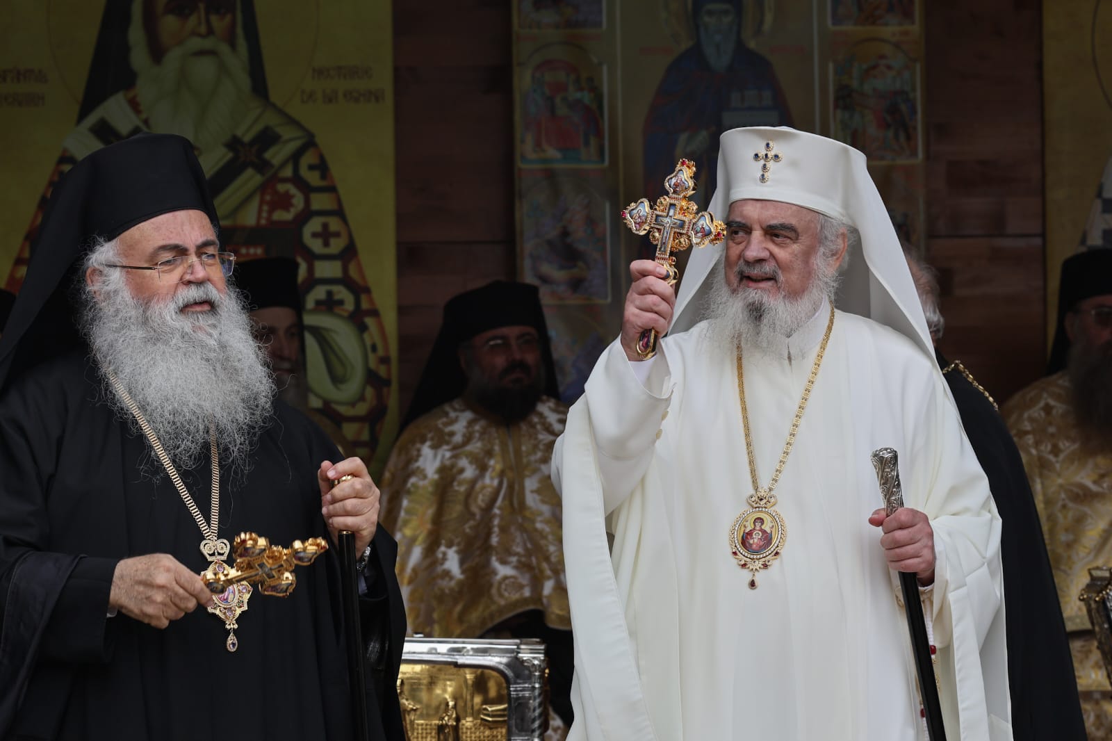 Procesiune religioasă în București, cu moaştele a cinci sfinți. Becali și Simion printre participanți. Programul sărbătorii Sfântului Dimitrie cel Nou