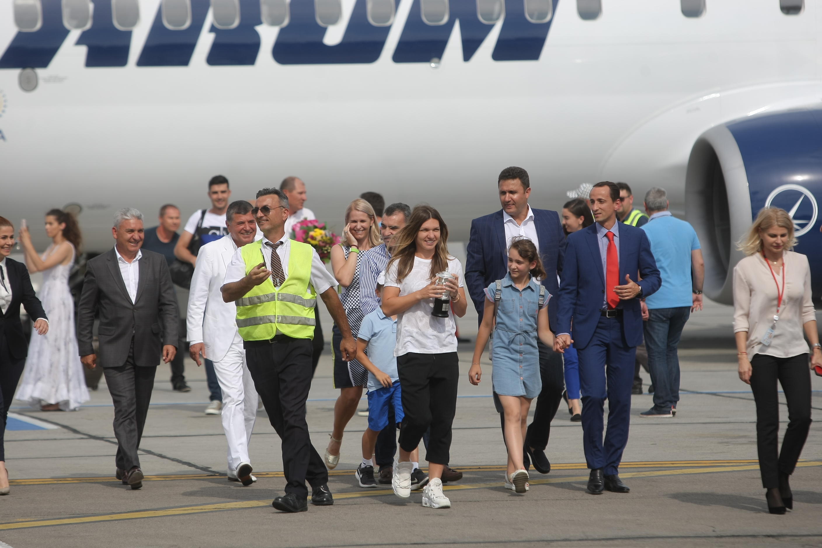 Imagini de la sosirea Simonei Halep în România. Liderul WTA, emoționat de primirea făcută / GALERIE FOTO