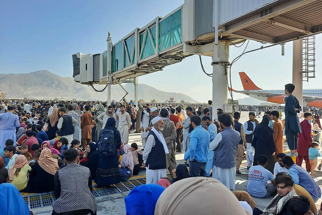 Disperare pe aeroportul din Kabul. Cel puțin 5 morți, după ce mii de oameni s-au îmbulzit să prindă un loc într-un avion
