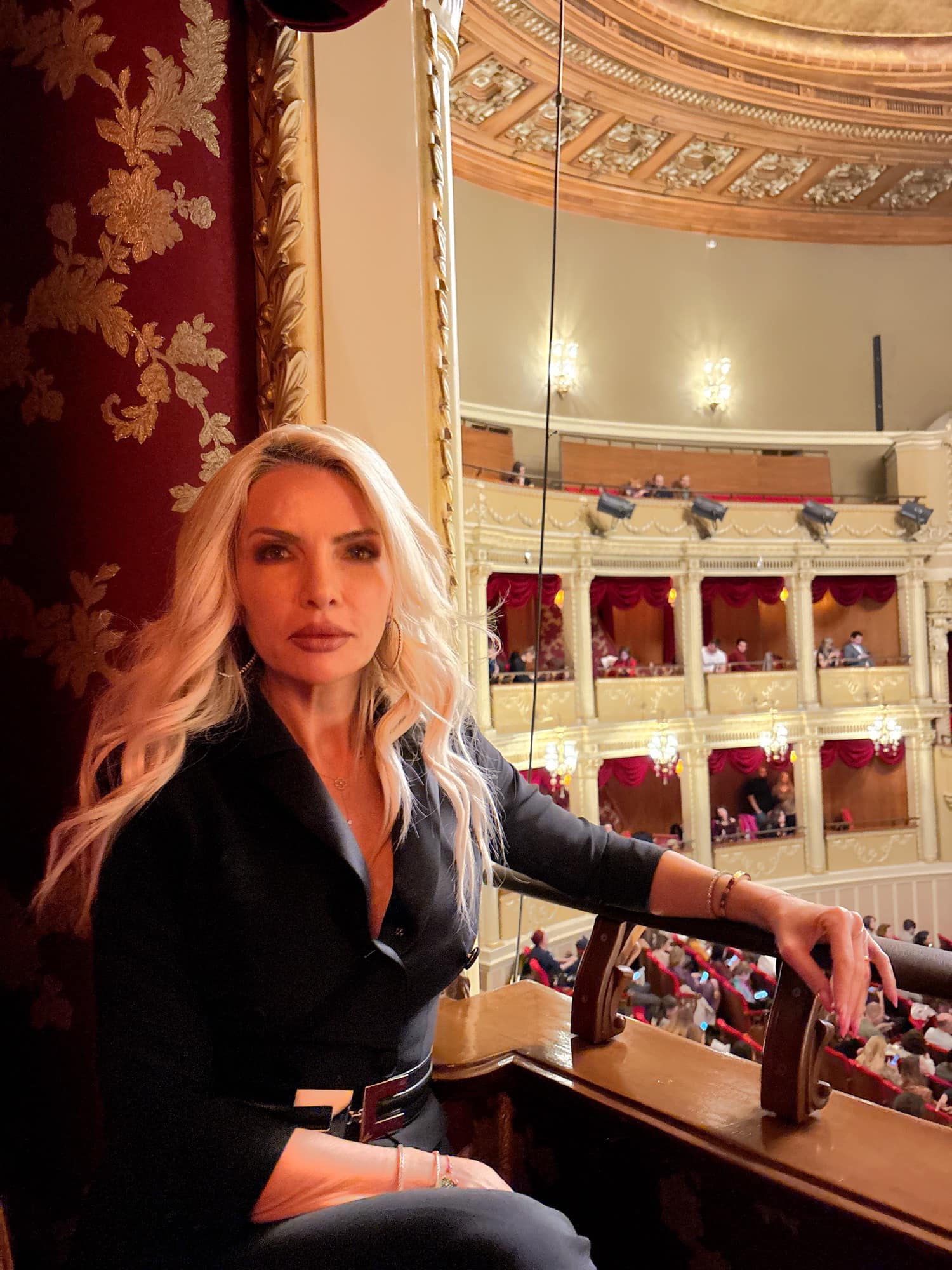 Cum a apărut Laura Vicol în tribune la meciul România - Bosnia. Cât costă geanta cu care a venit pe stadion