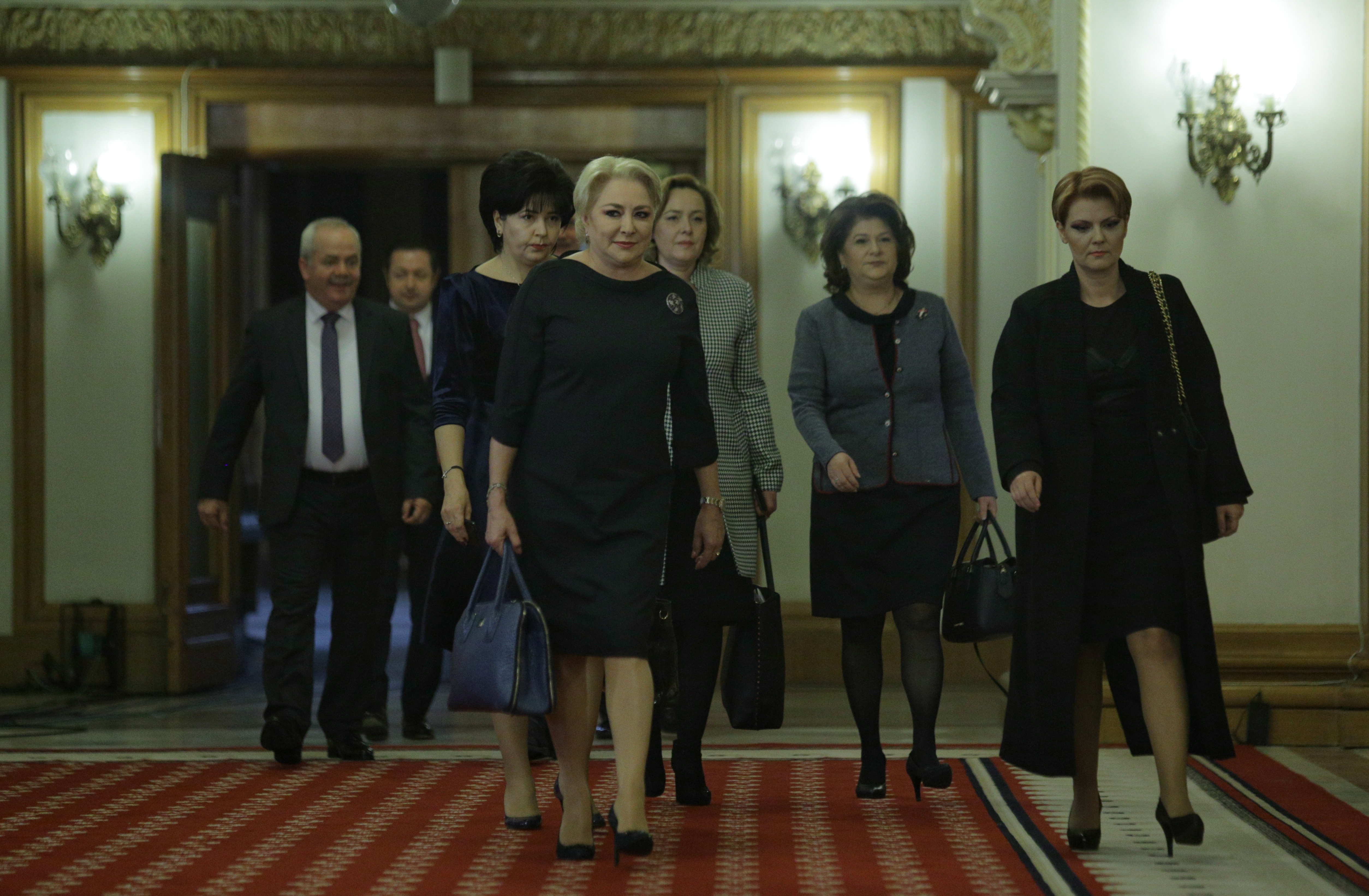 UPDATE. Dragnea insistă cu tăierea bugetelor serviciilor secrete: "Noi nu cerem aviz de la nimeni!". Ce spune despre plecările din partid