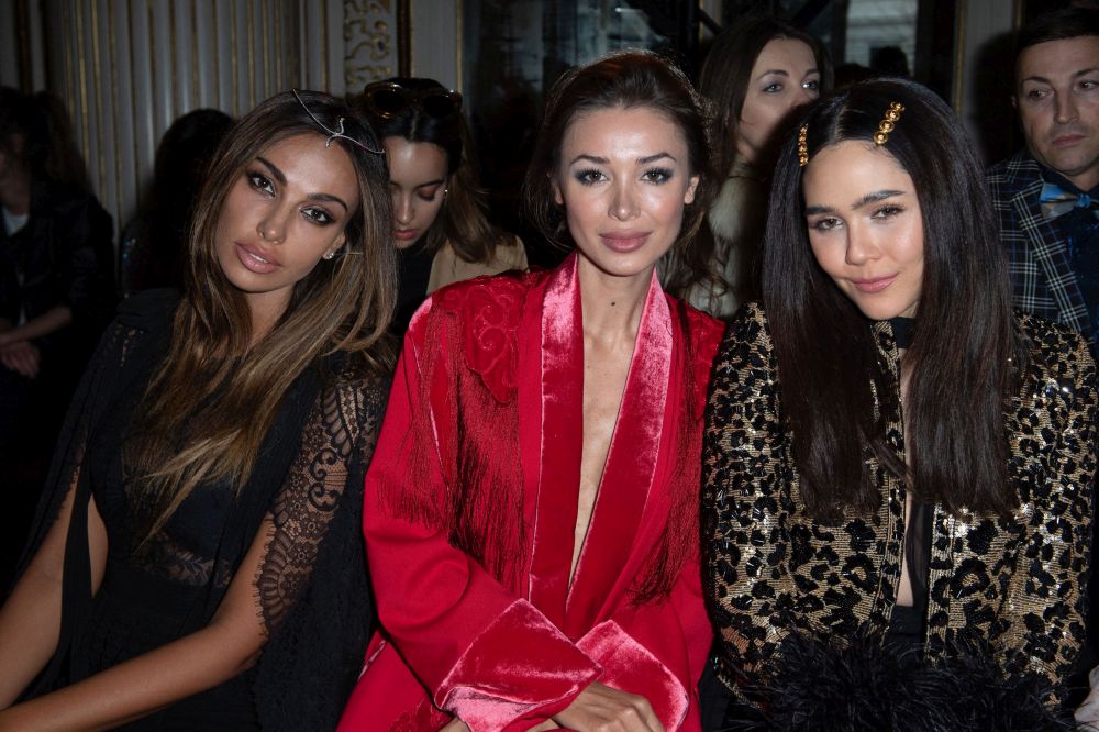 Mădălina Ghenea a strălucit la Paris Fashion Week. Ținuta purtată de frumoasa româncă a atras privirile tuturor
