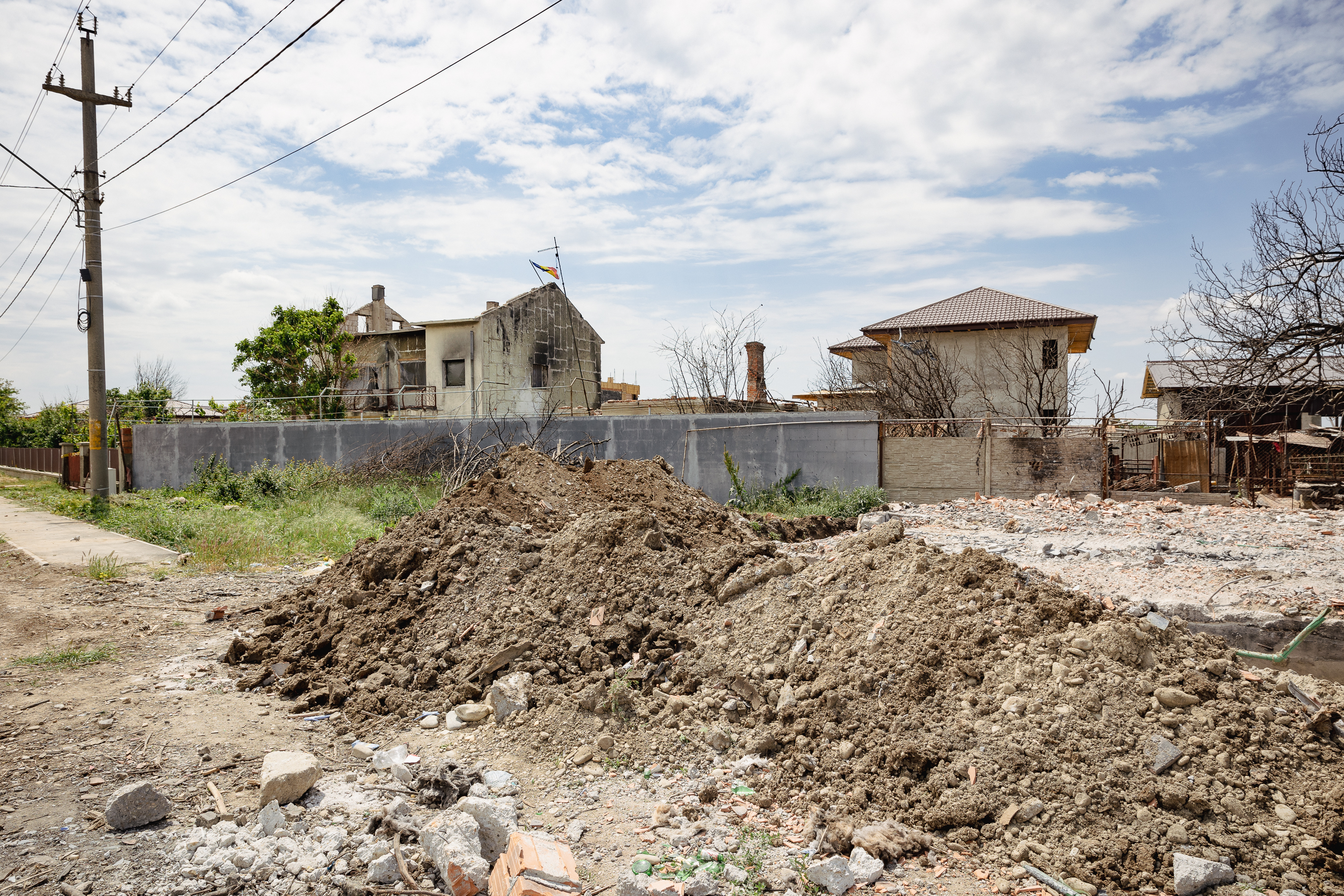 REPORTAJ. La nouă luni de la exploziile din Crevedia, oamenii acceptă posterul primarului pe poartă și oferta de despăgubiri a patronilor stației GPL: „Nu e de-ajuns, dar ce să facem?”