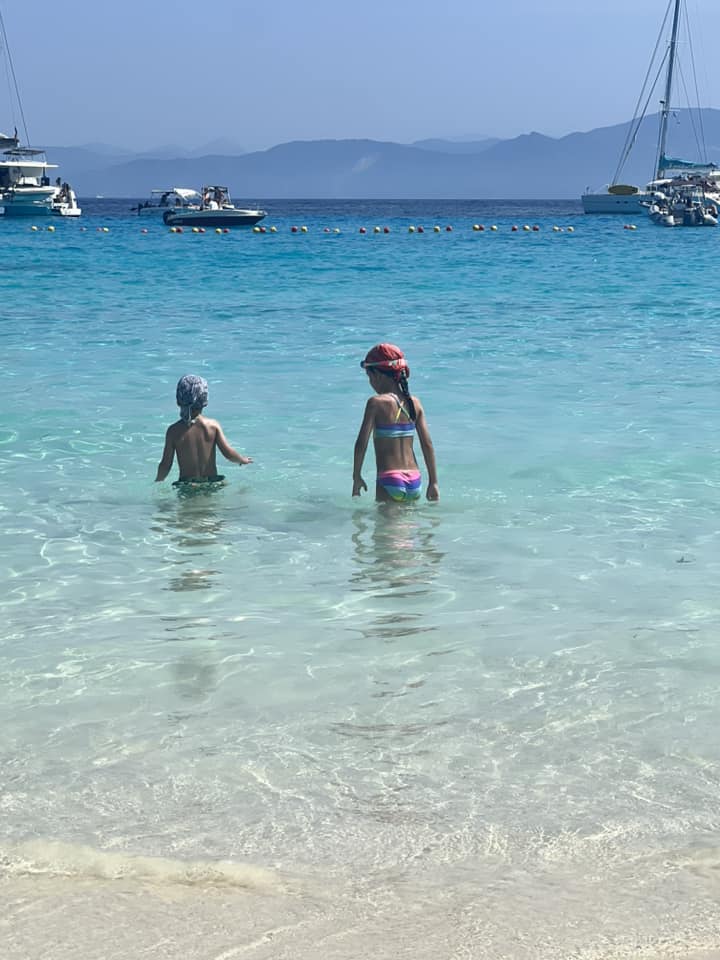 Cum arată Simona Gherghe în costum de baie la 46 de ani, după ce a născut doi copii. Imagini cu prezentatoarea în vacanță, în Grecia