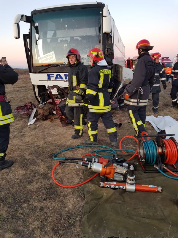 O persoană a murit și cinci au fost rănite, după impactul dintre o maşină şi un autocar pe un drum din Timiș