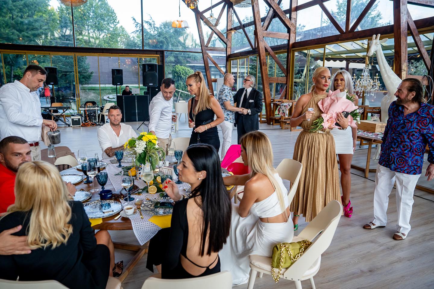 Petrecere de lux dată de Vica Blochina de ziua ei. A sărbătorit la un restaurant pe lac, pe muzica Mariei Constantin și a lui Luis Gabriel