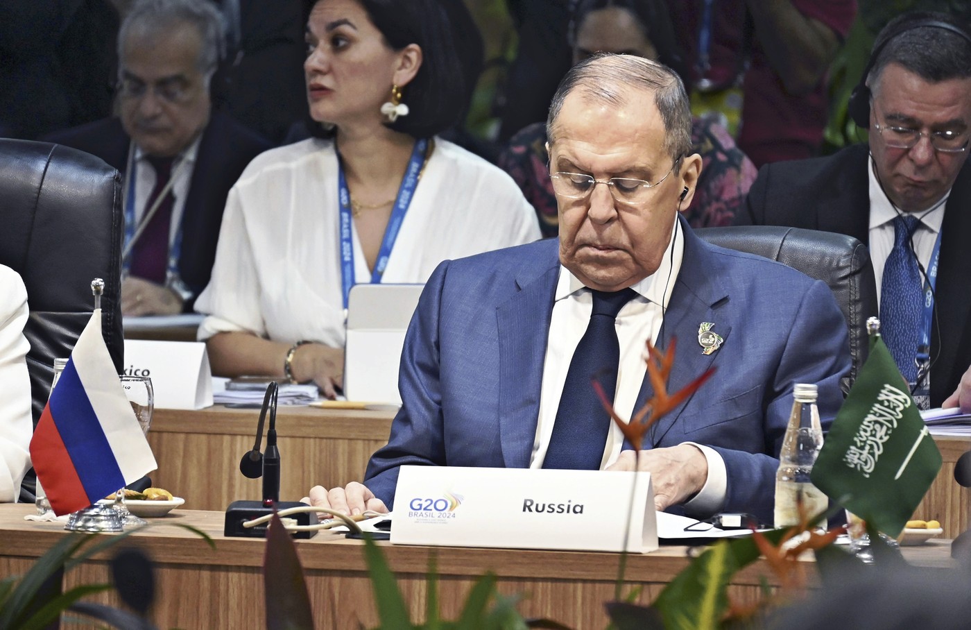 Cât costă „bluza URSS” purtată de Serghei Lavrov în Alaska. Produsul s-a vândut în câteva ore până a devenit „sold out”
