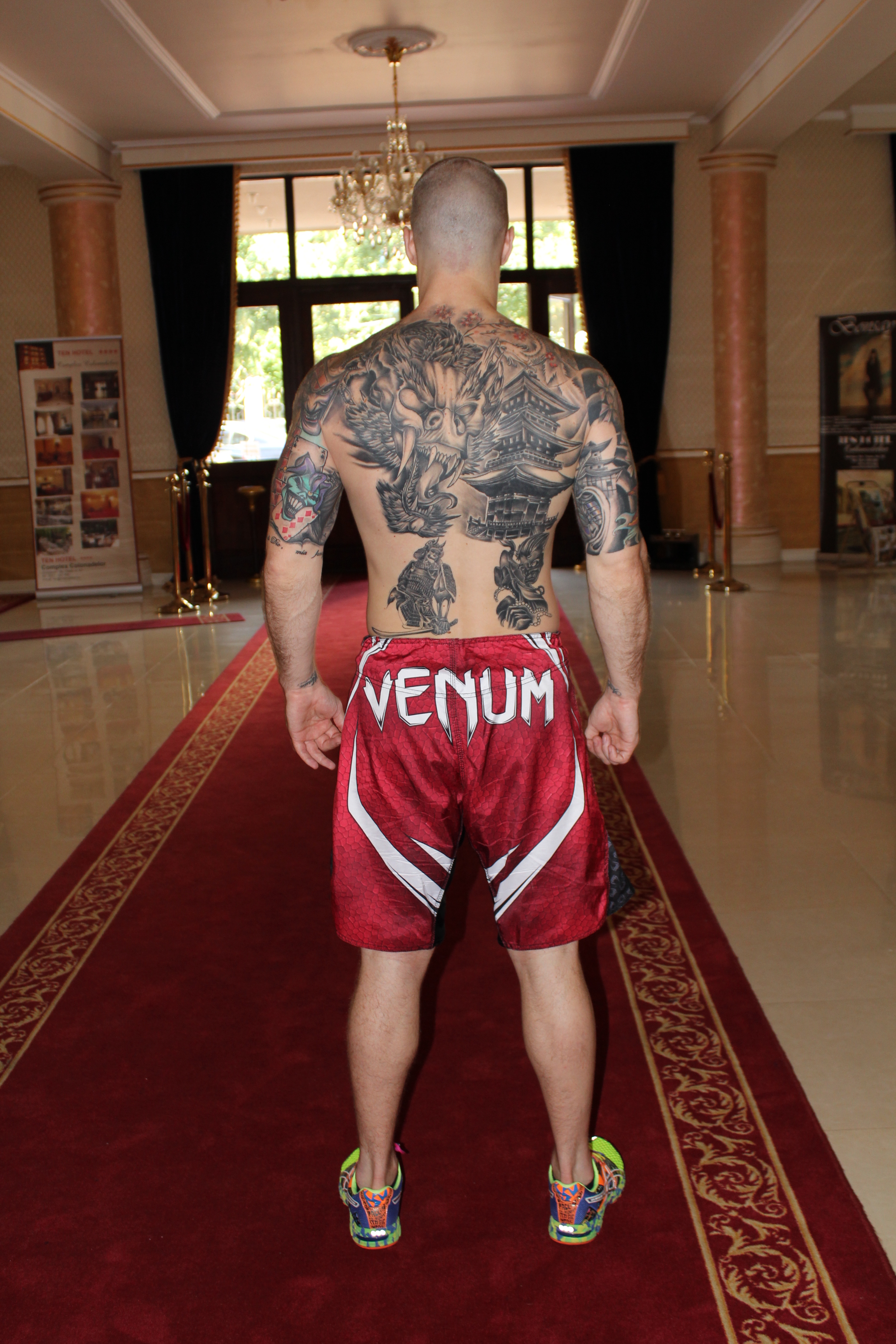 Superkombat Constanța: Un polițist tatuat peste tot urcă în ring să dea bătaie la greu