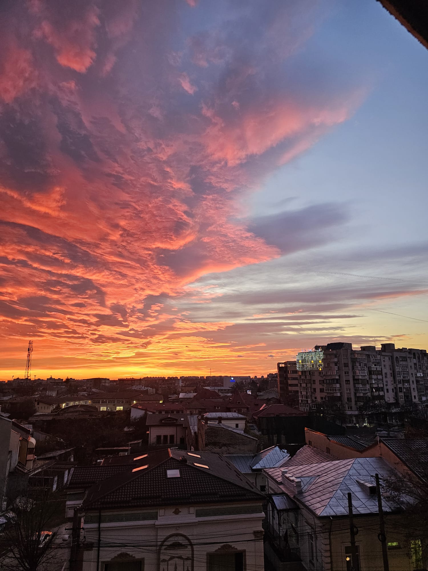 Fenomen spectaculos, filmat deasupra Ploieștiului: „Apus de soare, 16 decembrie”