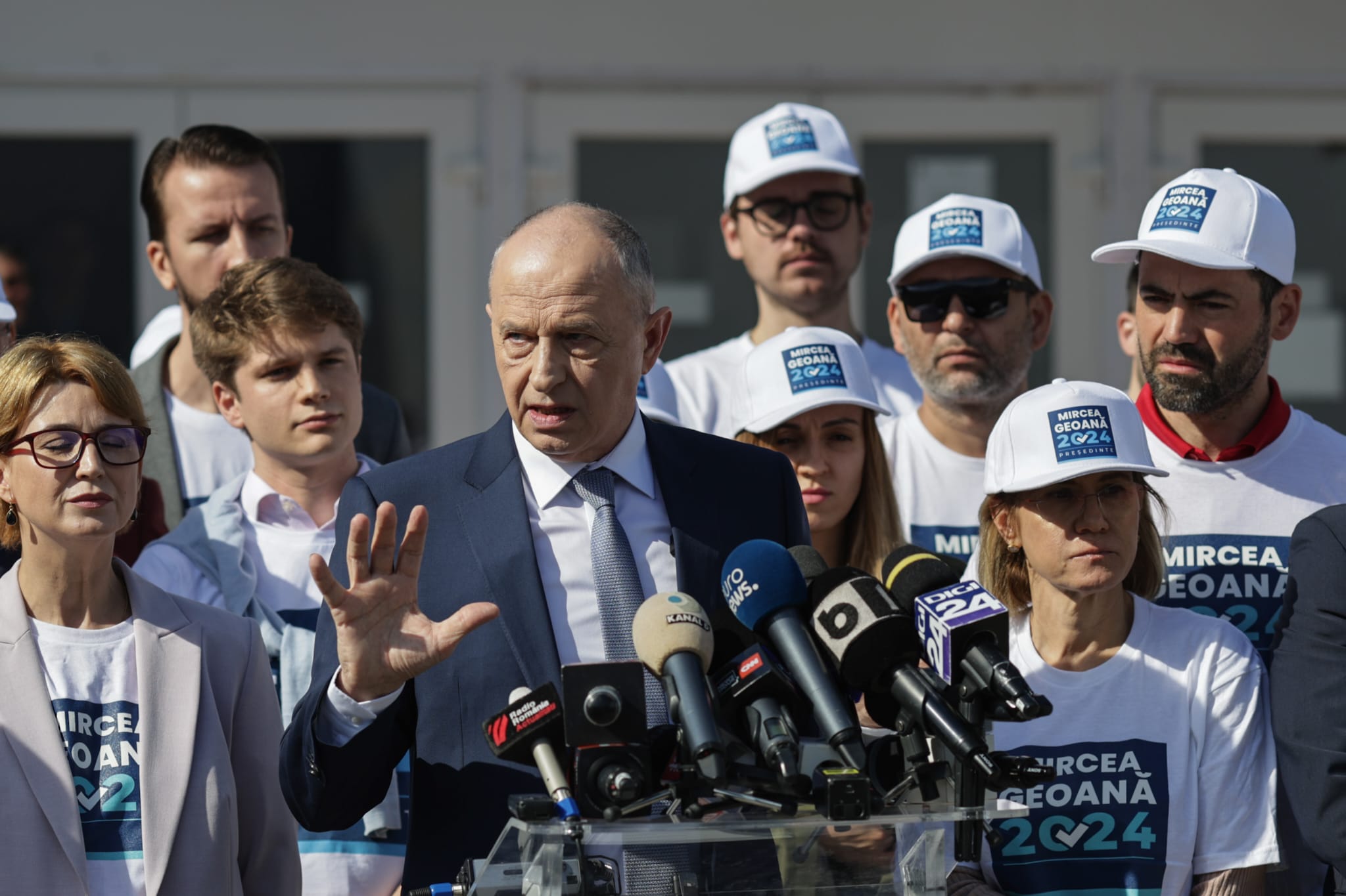 Mircea Geoană și-a depus candidatura la prezidențiale: „Nu vreau să mă plimb sau să dorm”. A promis că va face publice cheltuielile Administrației Prezidențiale