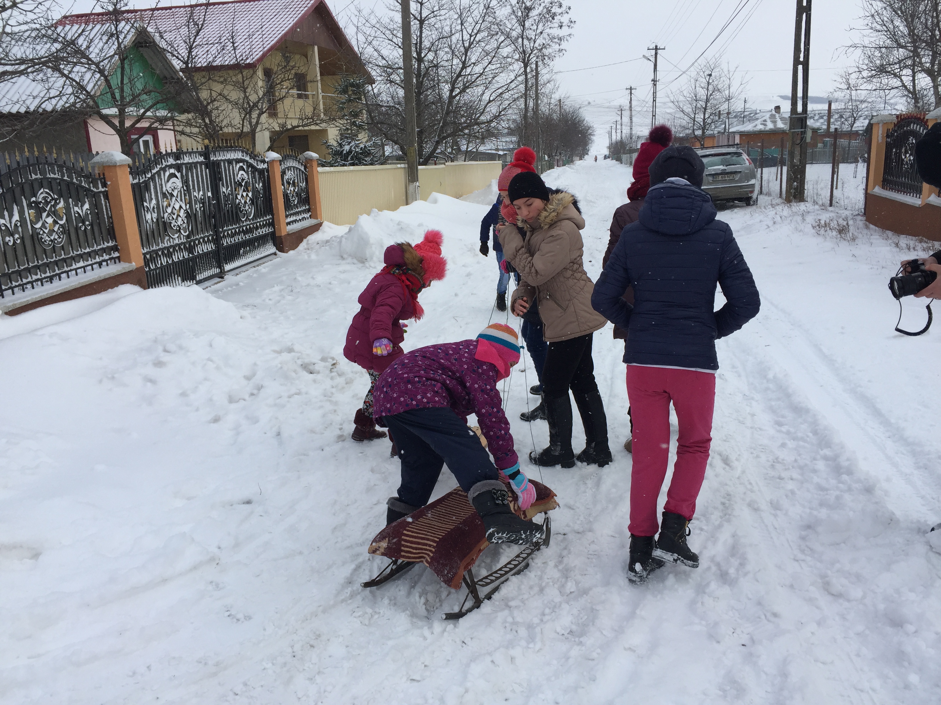 Zăpada a adus bucurie elevilor din Botoșani! Au ieșit la șăniuș în loc să meargă la școală