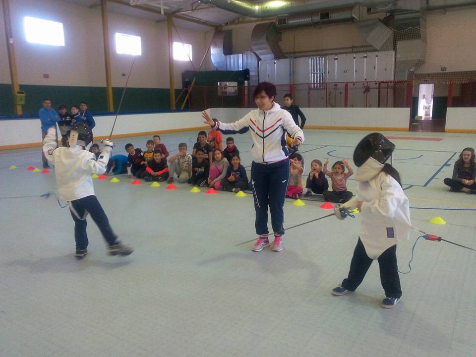 Ana-Maria Brânză susține o fostă colegă să-și îndeplinească visul în Spania. Ziua barmaniță, seara antrenoare de scrimă!