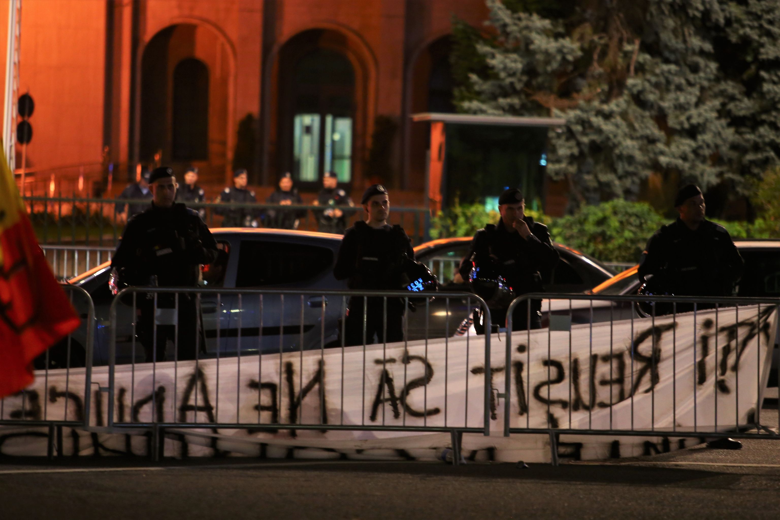 Scandal între taberele Simion și Șoșoacă, la protestul AUR. Manifestanții, despărțiți de jandarmi