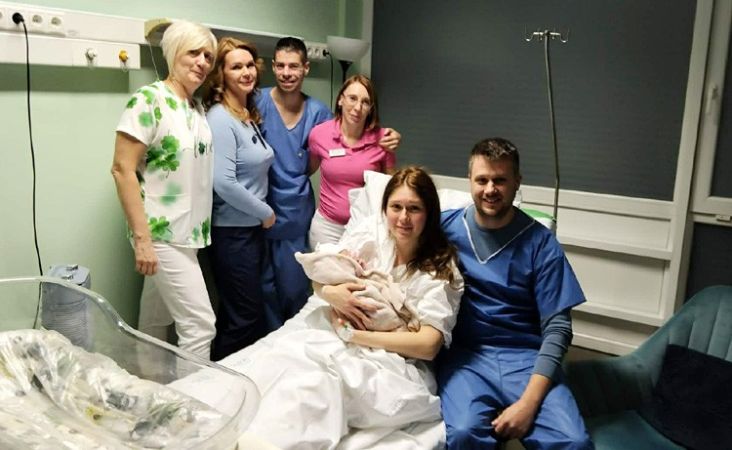 Ő dr. Szilveszter: évek óta nála születik meg az újév első kecskeméti babája