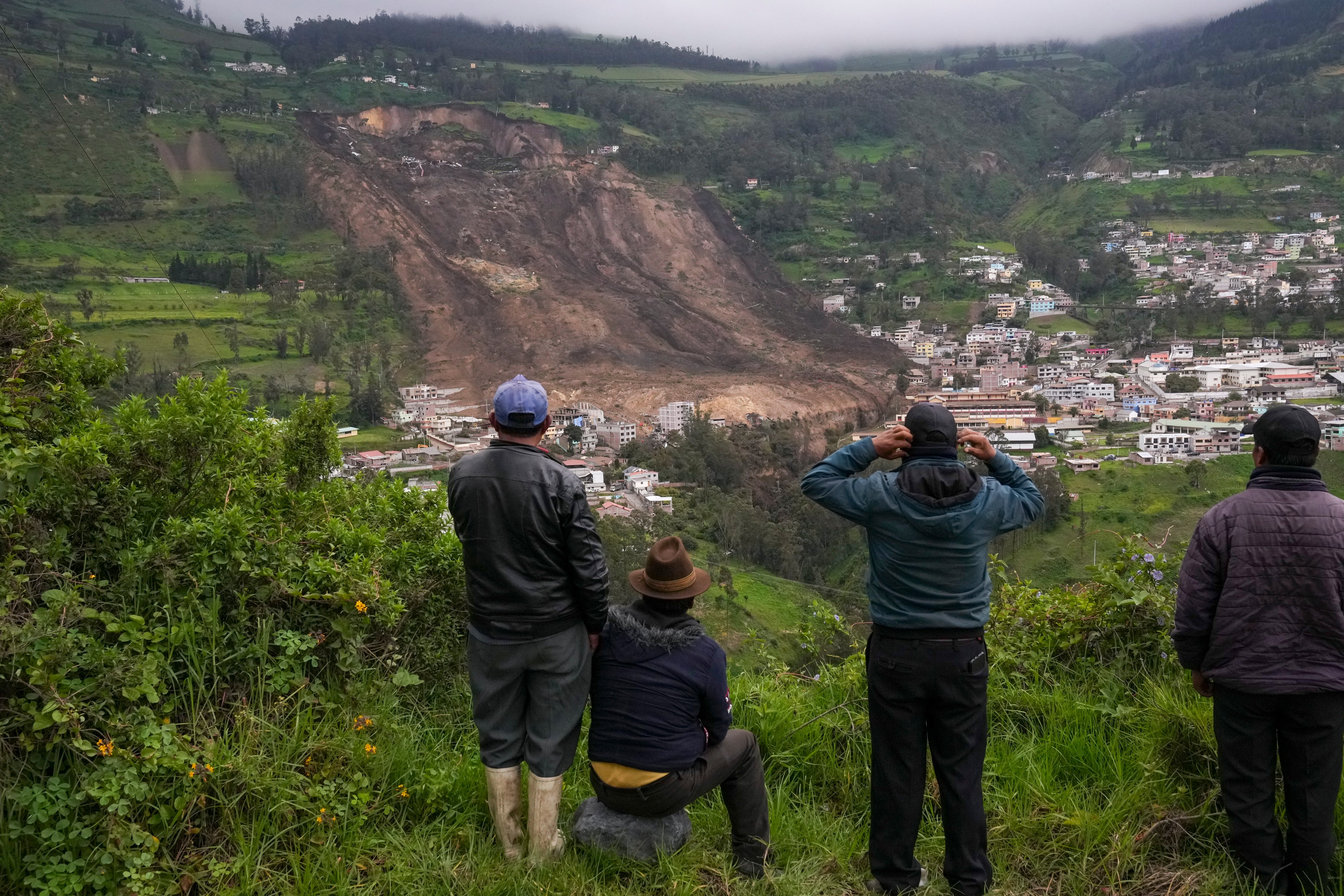 Alunecare masivă de teren în Ecuador. Zeci de case, înghițite de pământ - VIDEO