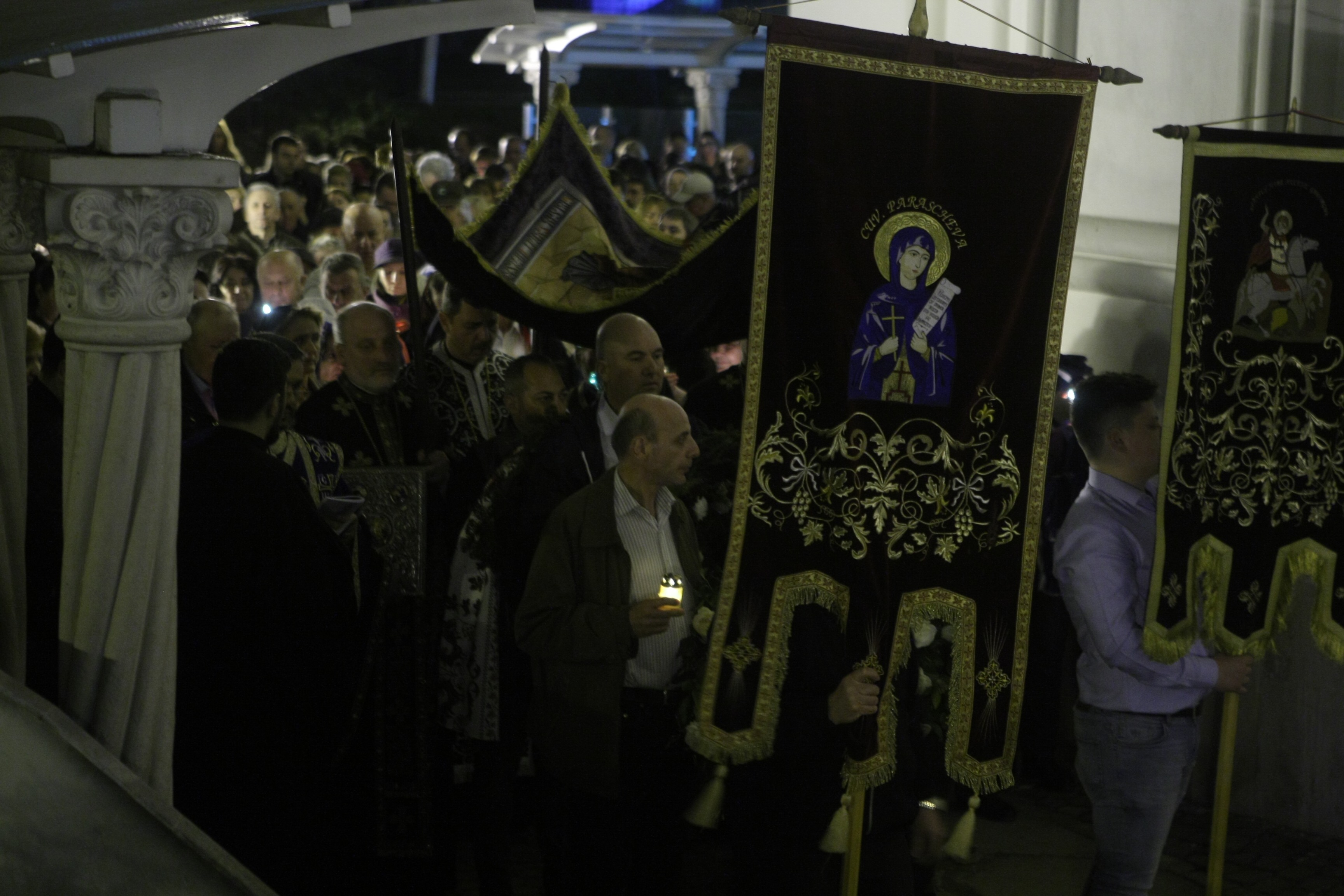 Credincioșii au participat la cântarea Deniei Prohodului la biserica Sfântul Gheorghe Nou din București GALERIE FOTO
