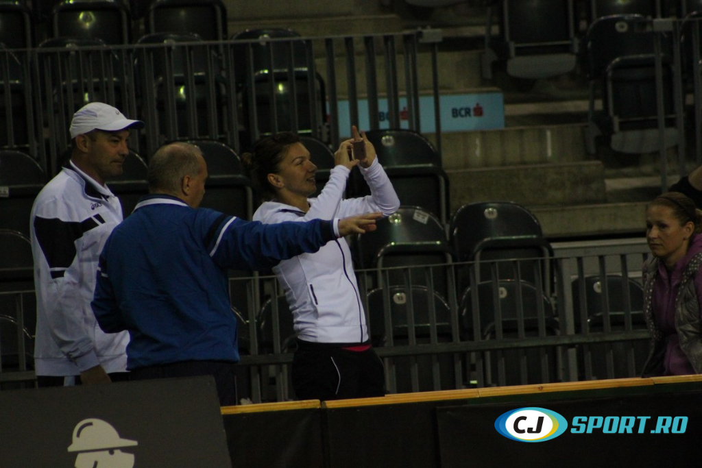 Fed Cup. Simona Halep a intrat în sală. Imagini de la primul antrenament al liderului României