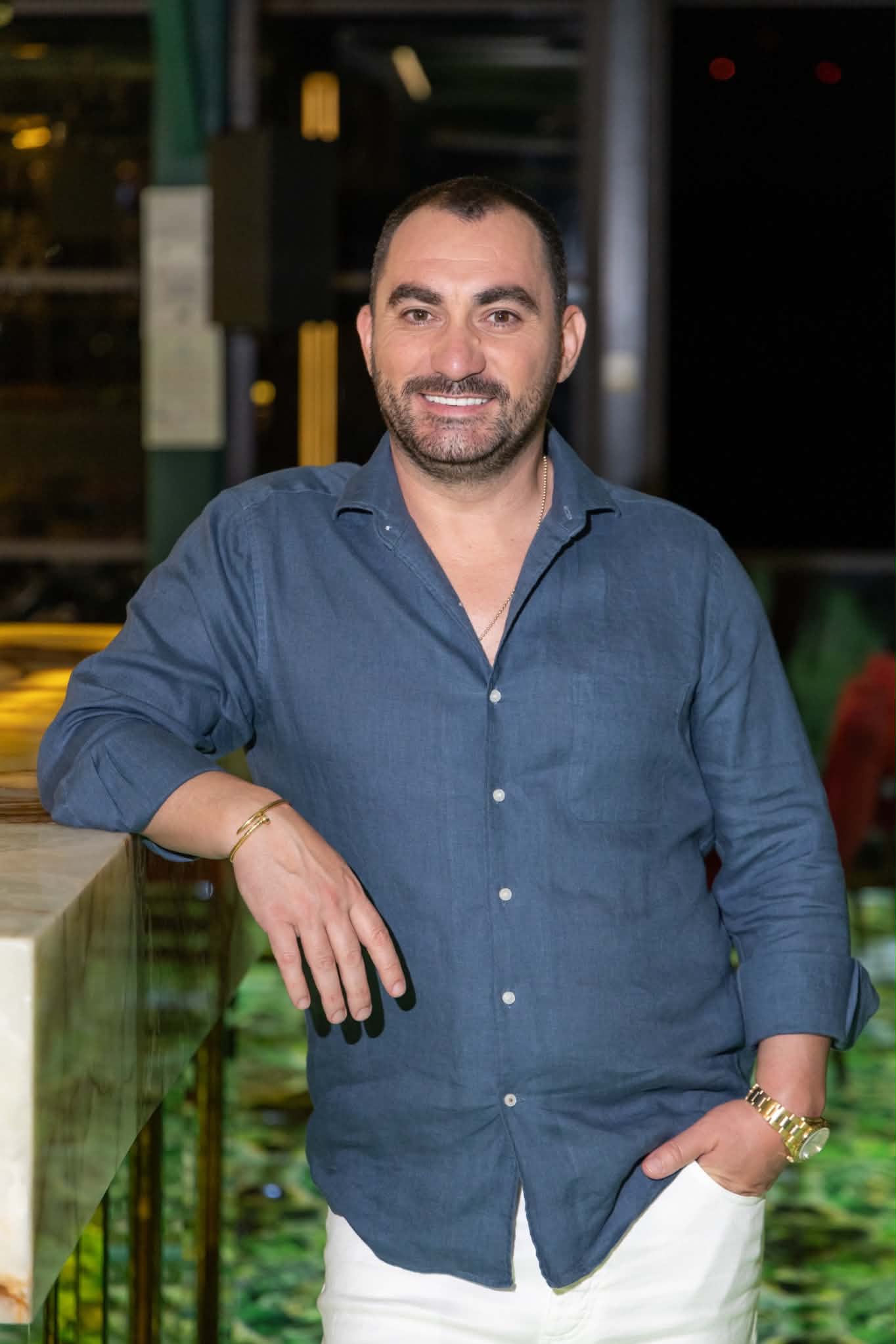 Paul Nicolau (Pescobar) este prezentatorul noului show „Pe muchie de cuțit” de la Pro TV, adaptarea românească a „Kitchen Nightmares”