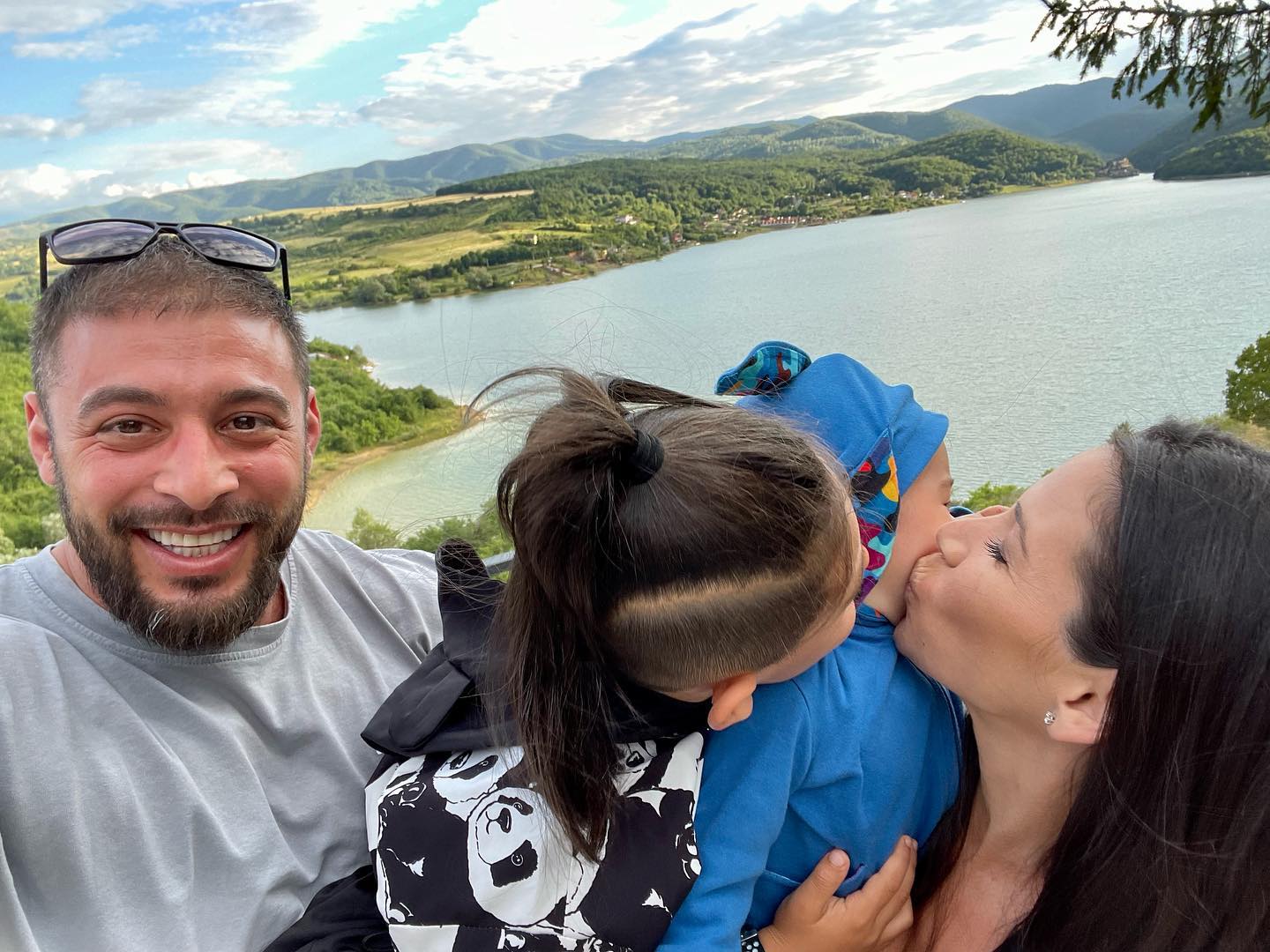 Cum și-a apropiat Roxana Vancea bebelușul de fiul cel mare, Milan. „Avea aceleași sarcini pe care le aveam și eu”