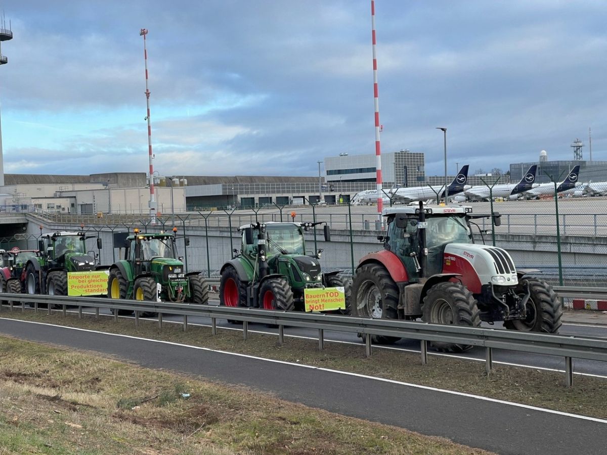 Protest cu tractoare în zona aeroportului din Frankfurt. Fermierii au perturbat accesul pe cel mai mare aeroport al Germaniei