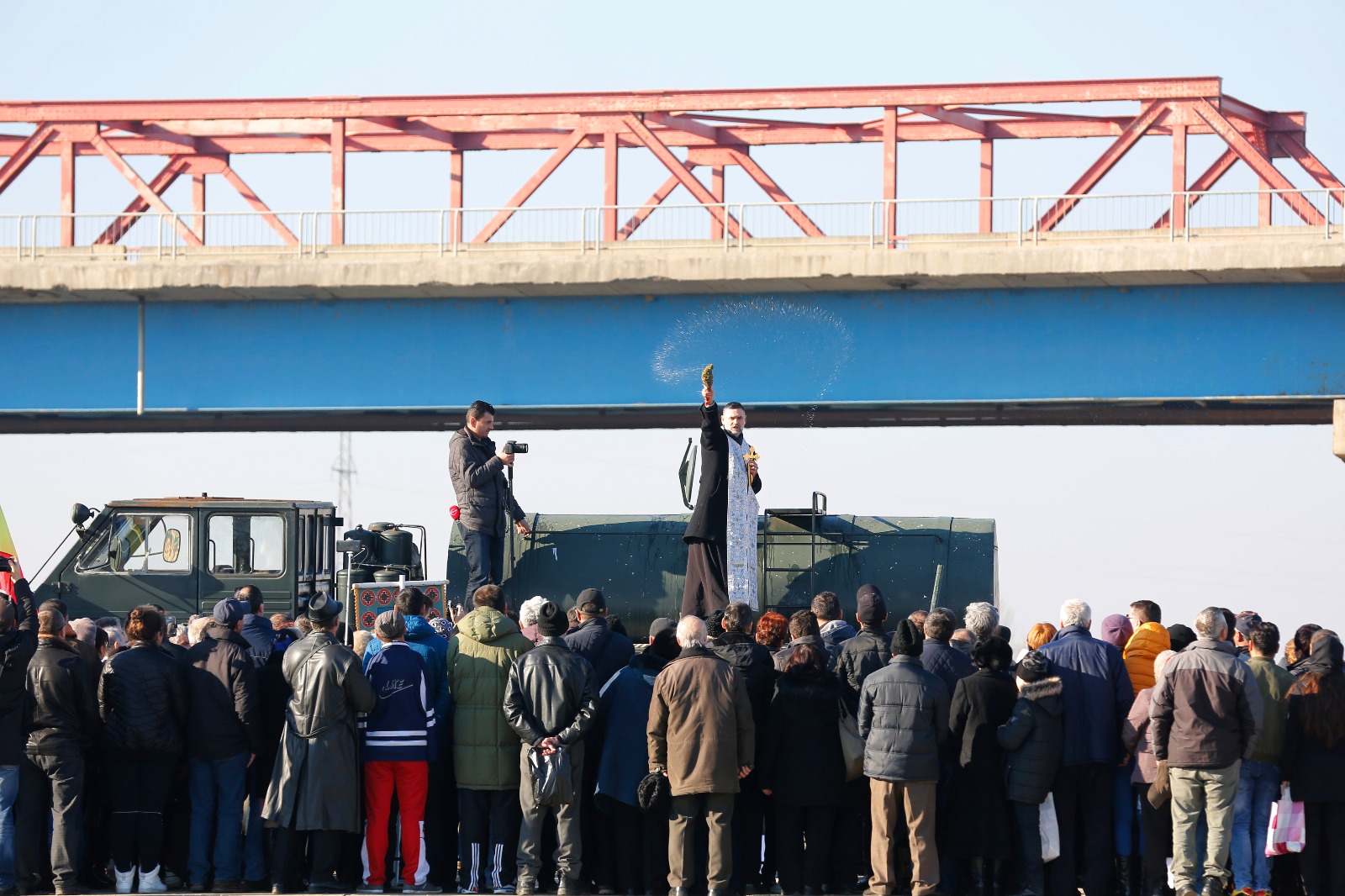 FOTO| La Buzău, un preot militar a binecuvântat multimea cocoțat pe o cisternă a Armatei, de sub podul de la Mărăcineni