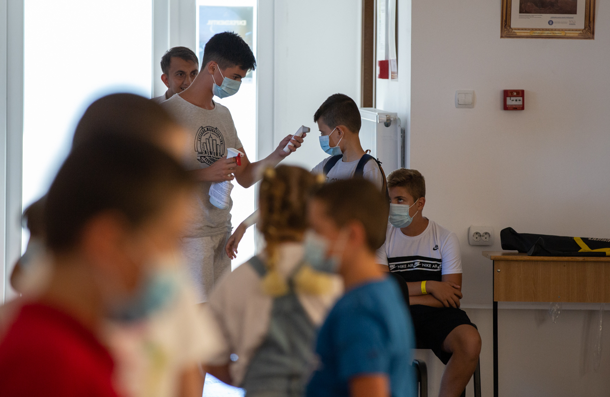 “Cultură’n șură”. O trupă de tineri artiști transformă curțile sătenilor în scene de teatru, de opt ani: “Dacă locuiești într-un sat, nu înseamnă că trebuie să fii izolat cultural”