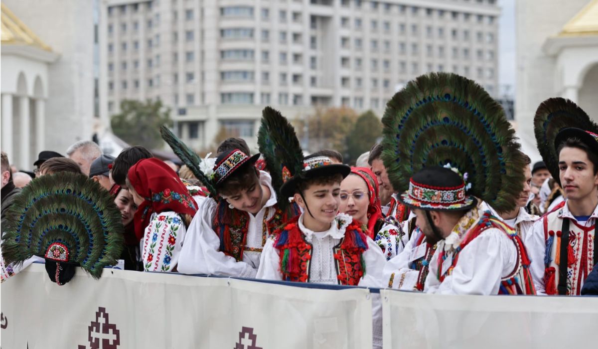 Ceremonia de sfințire a picturii Catedralei Mântuirii Neamului. Peste 12.500 de oameni, printre care Nicușor Dan, Ilie Bolojan, Traian Băsescu și Emil Constantinescu, au fost martori la citirea actului de sfințire