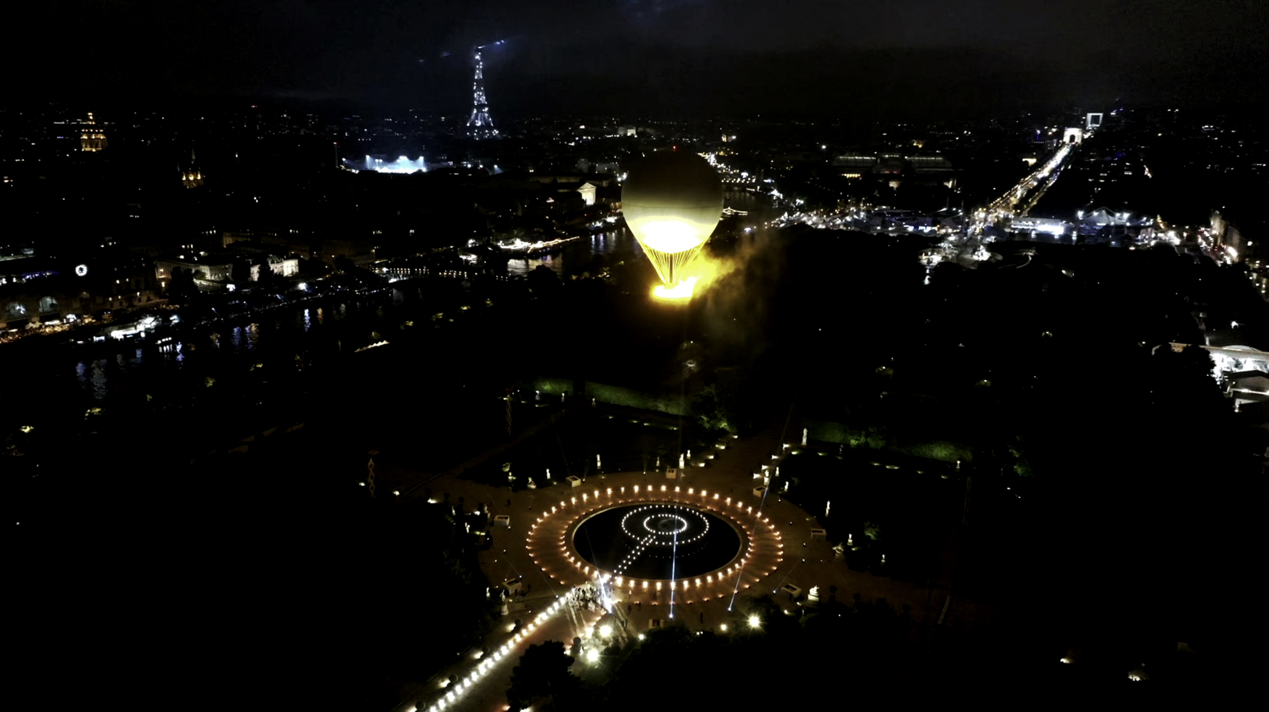 Flacăra olimpică de la JO 2024 arde pe cerul Parisului sub un balon. O inovație tehnică ce folosește electricitate pentru a imita un foc real