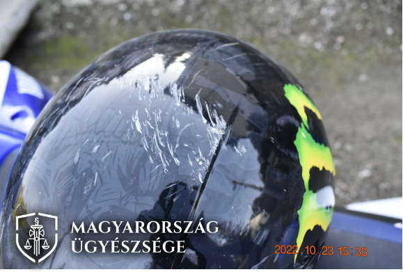 Gereblyét vágott egy motoroshoz a nő, mert zavarta a hangos zaj: kegyetlenül megtorolta a férfi a húzását