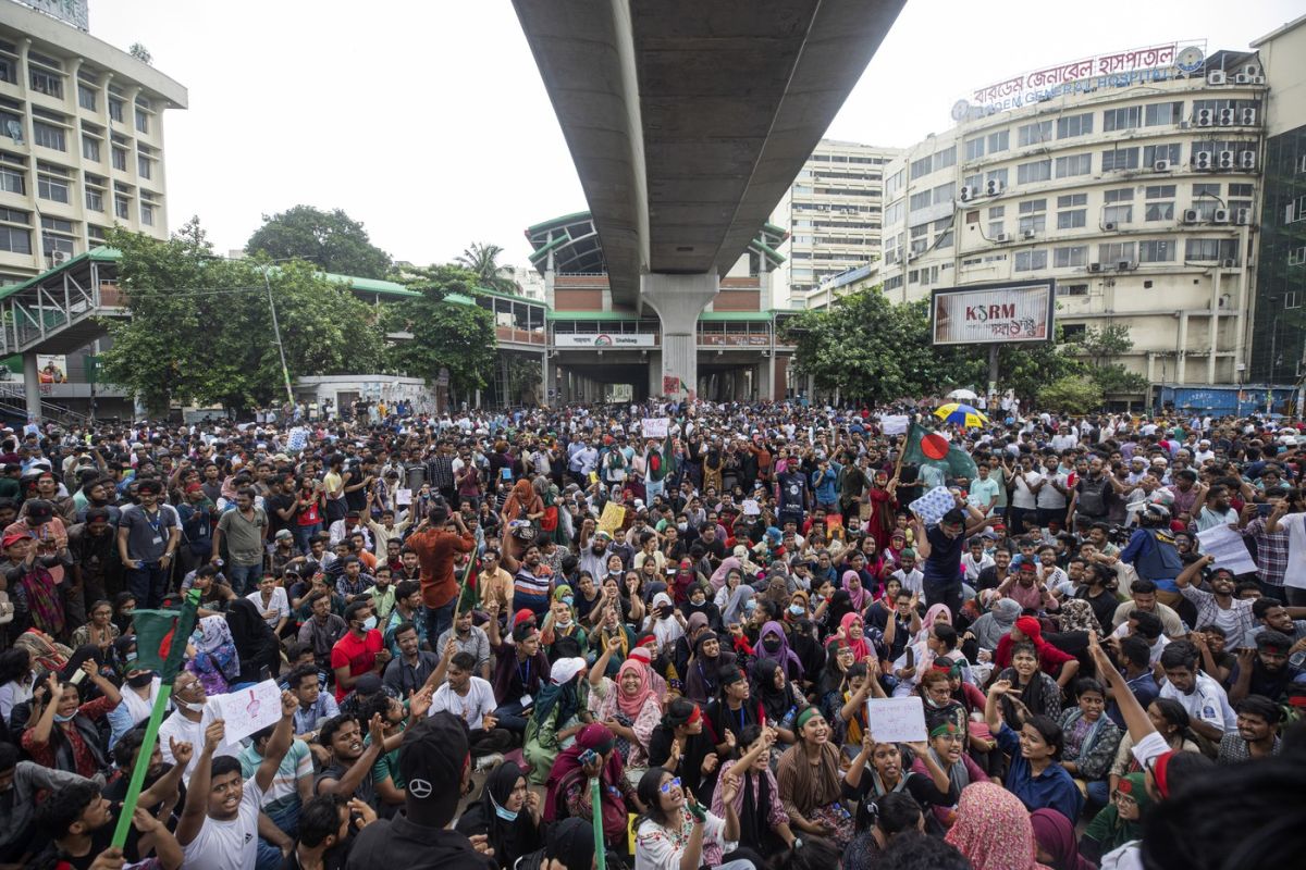 Haos în Bangladesh. Premierul a demisionat și a părăsit țara, în timp ce protestatarii îi luau cu asalt reședința oficială