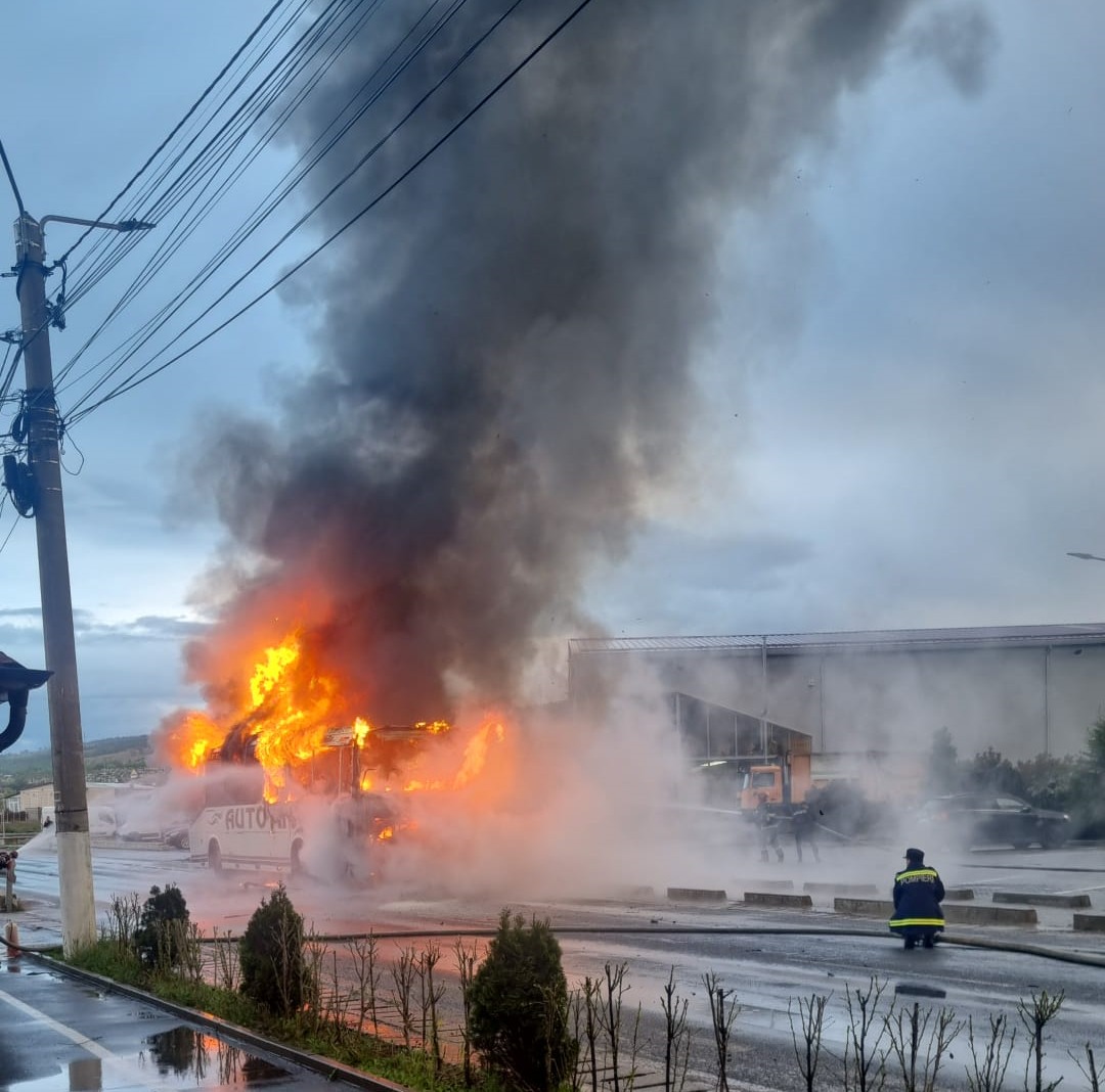 Un autocar în care se aflau 30 de elevi a ars ca o torță, la Moldova Nouă. Nu sunt victime